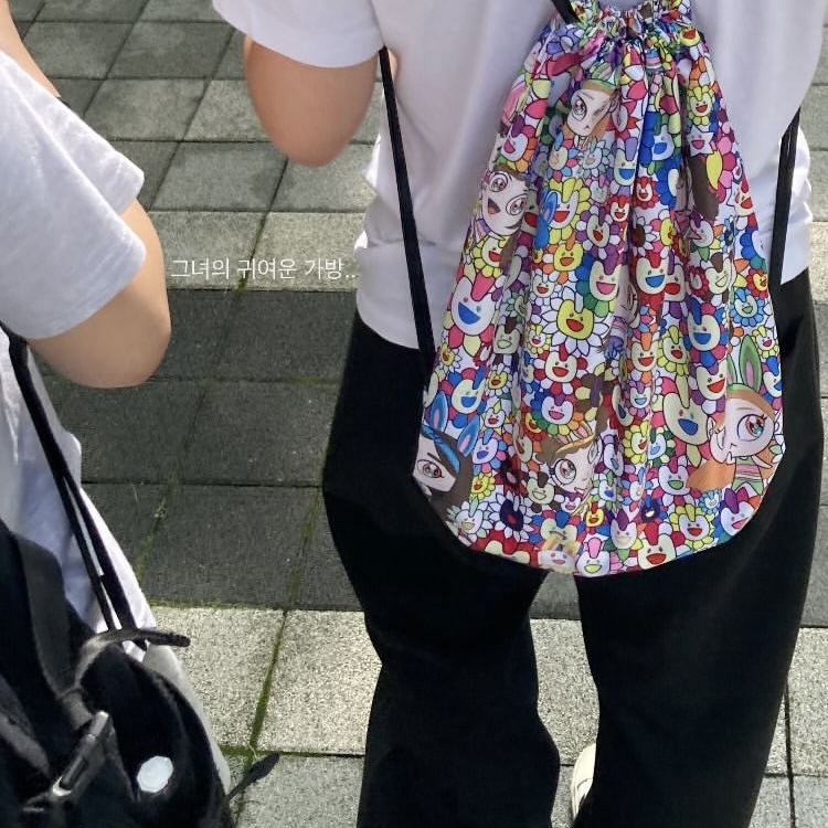 NewJeans Supernatural NJ x Murakami Drawstring Bag Ver. 착용 스타일