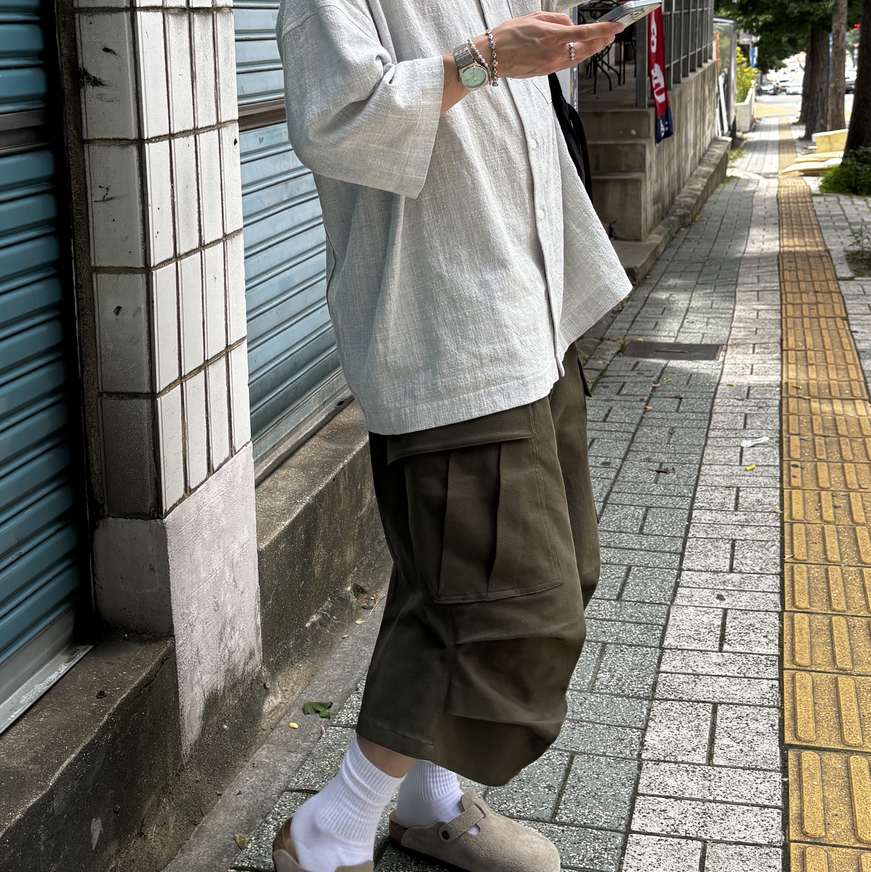 Nonnod Side Cargo Shorts Khaki, Birkenstock Boston Soft Footbed Taupe - Regular 착용 스타일 - 3