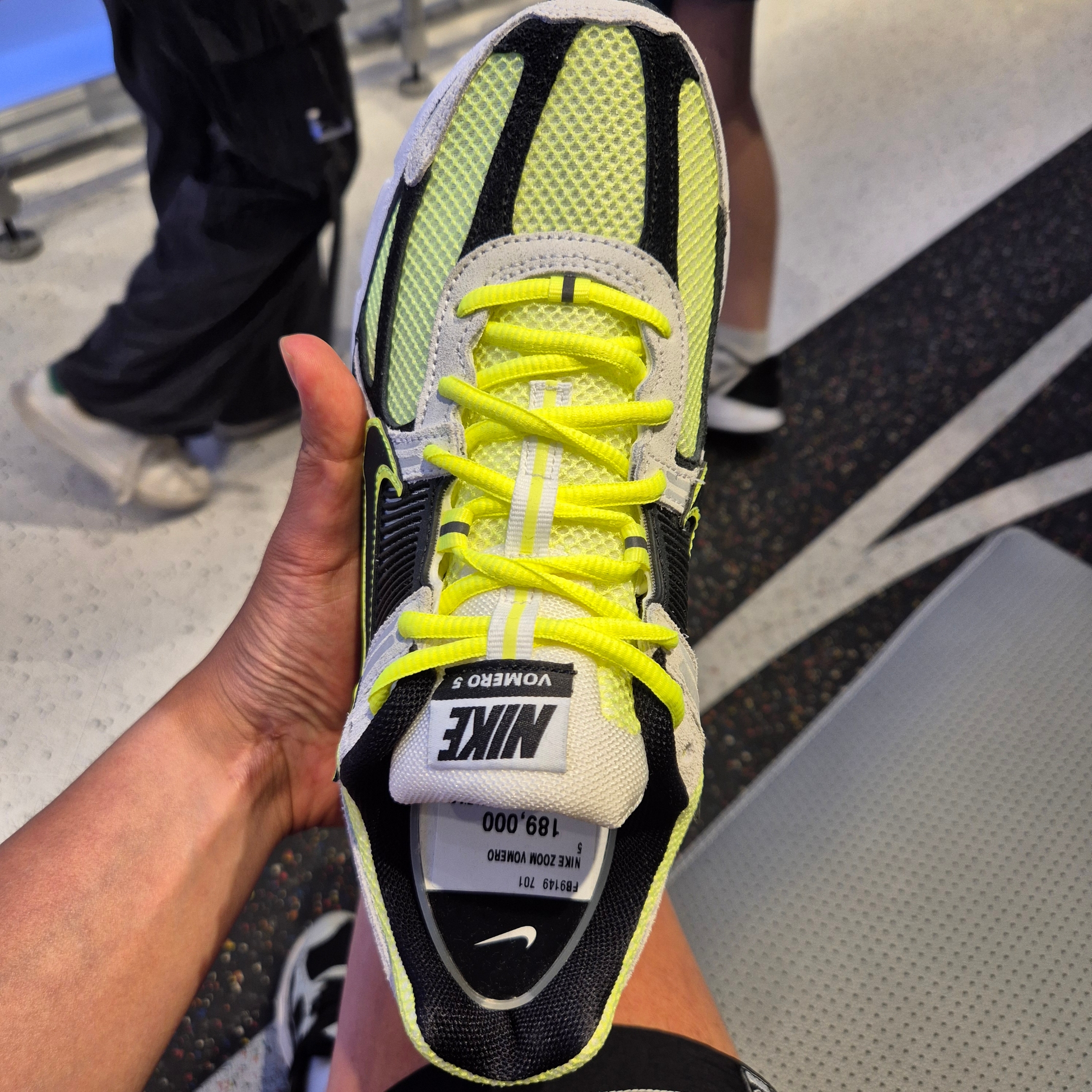 Nike Zoom Vomero 5 Volt Metallic Platinum 착용 스타일 - 2