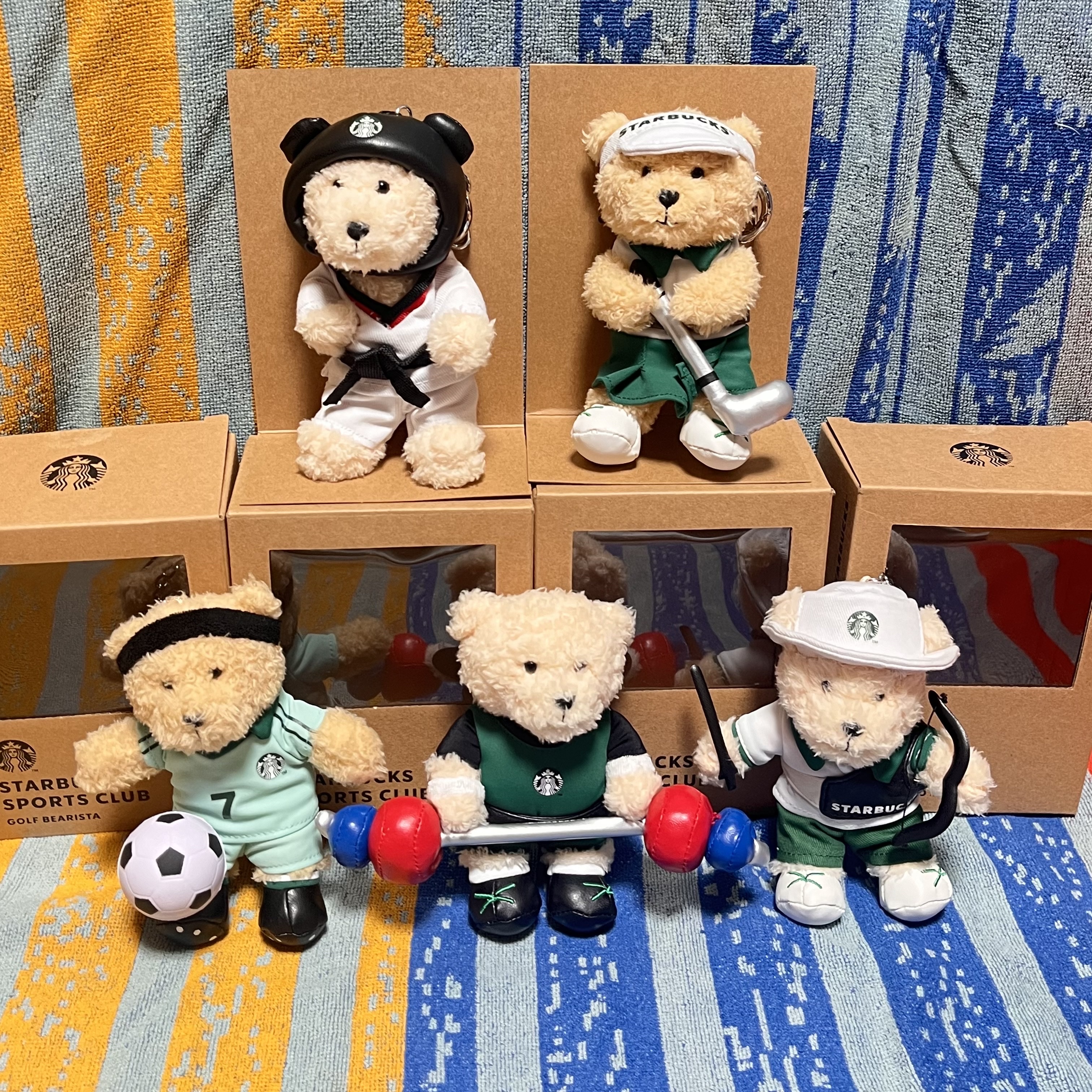 Starbucks Soccer Bearista Keychain, Starbucks Taekwondo Bearista Keychain 착용 스타일 - 1