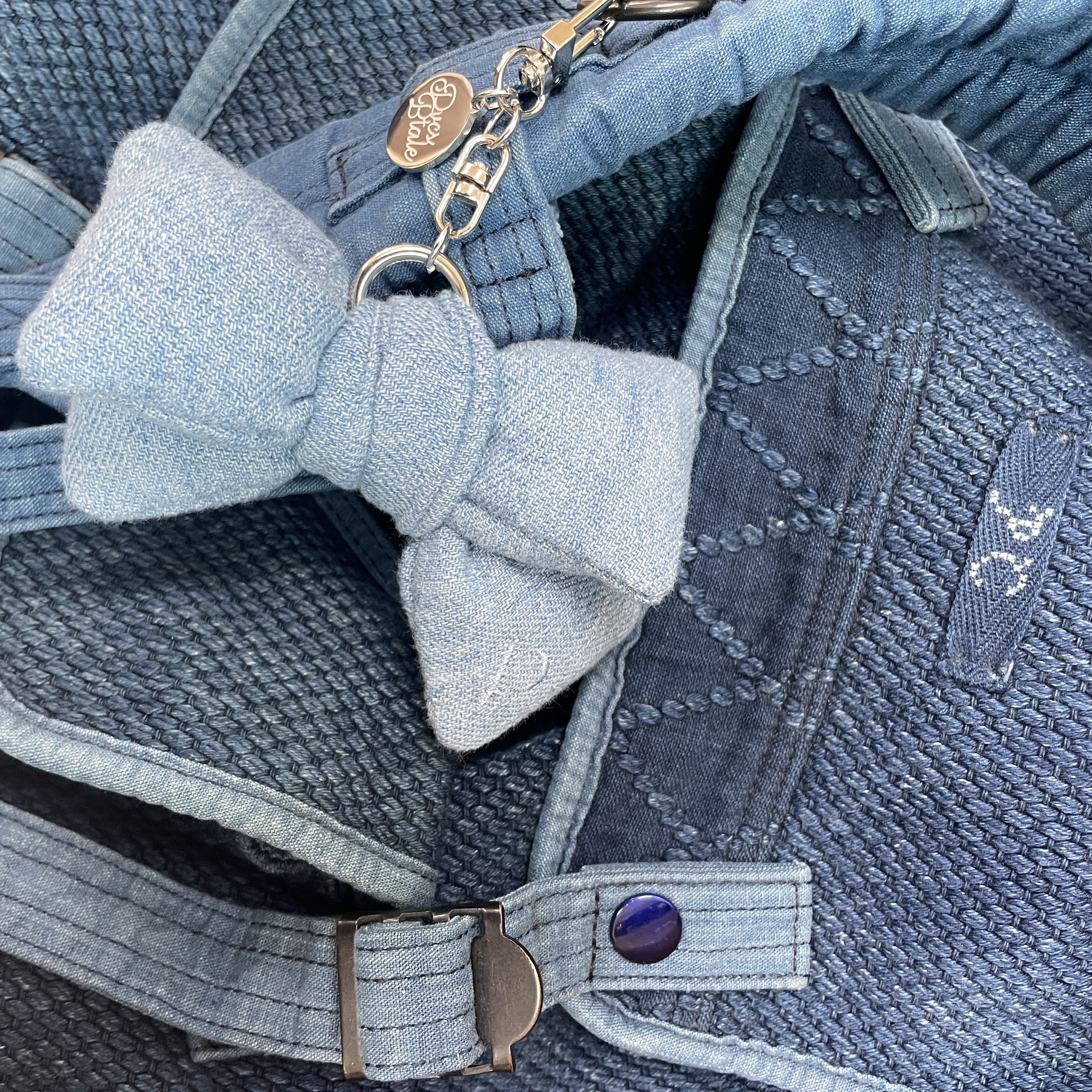 [KREAM 단독] PVCS x Bloomingtale Ribbon Denim Keyring Light blue Denim 착용 스타일