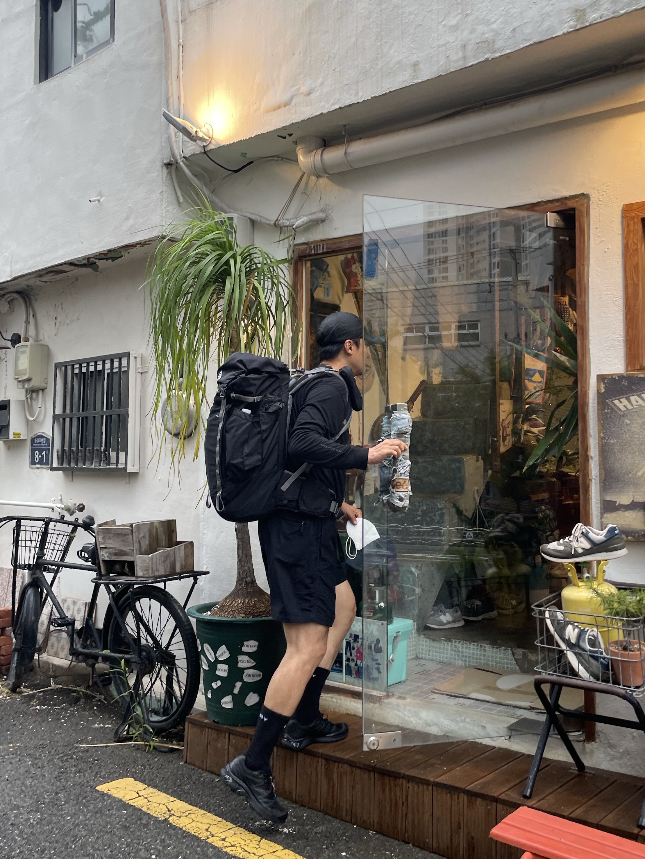 Salomon XT-6 ADV Black, Nike x Stussy Everyday Plus Cushioned Crew Socks Black (3 Pack) 착용 스타일 - 1