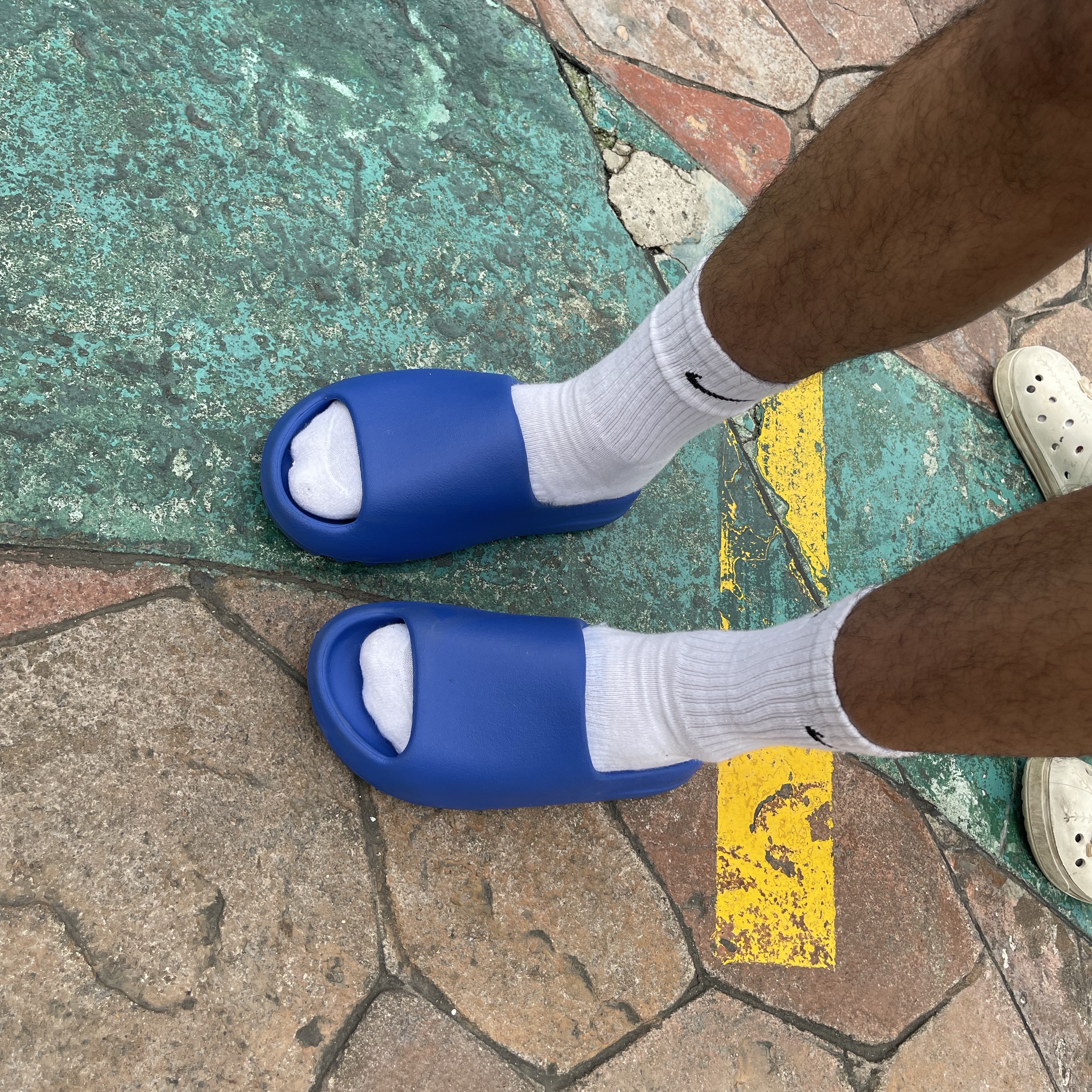 Adidas Yeezy Slide Azure 착용 스타일