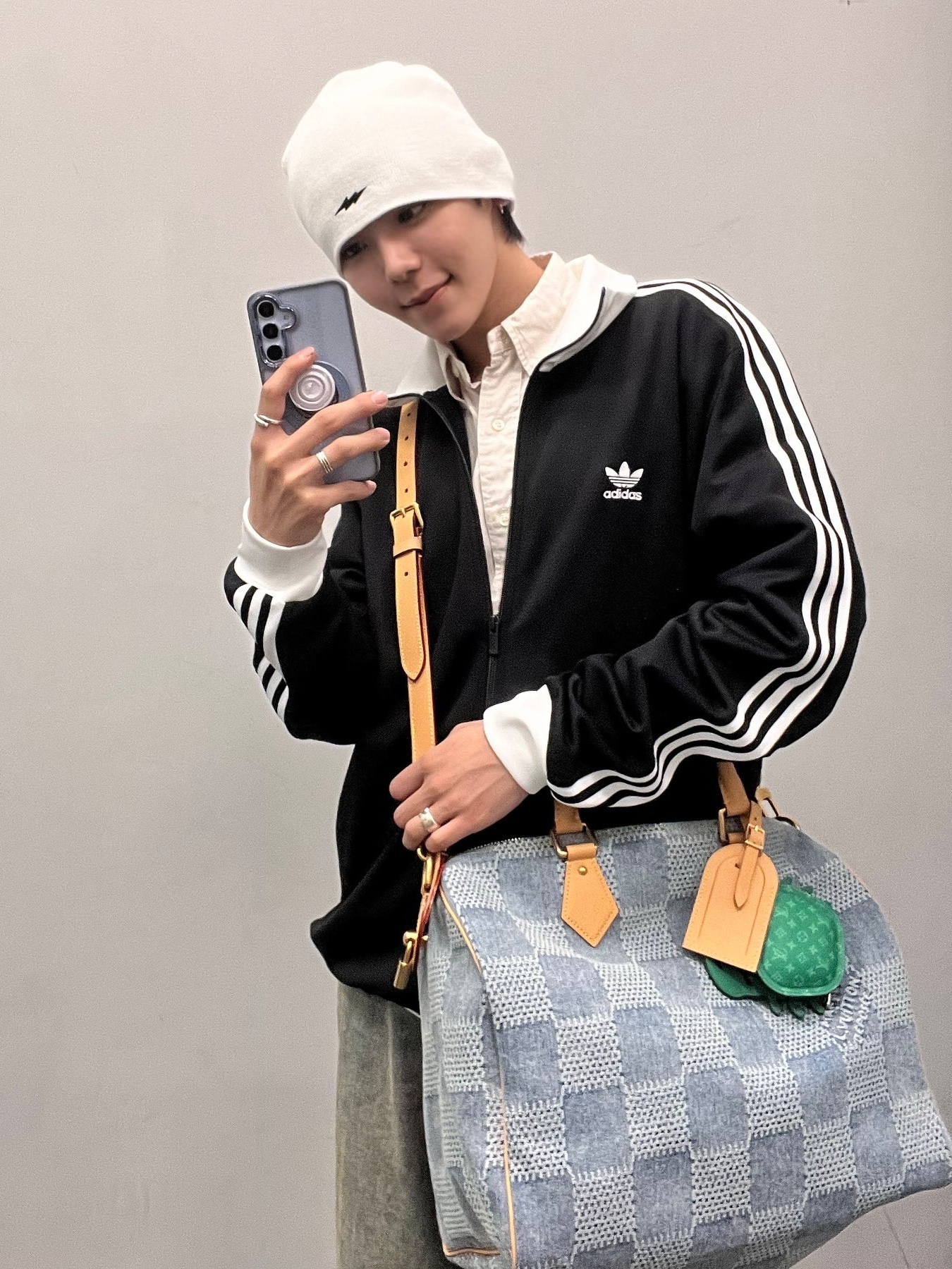 Louis Vuitton Speedy 40 Bandouliere Damier Denim Blue, Louis Vuitton LV Crab Bag Charm Green 착용 스타일 - 5