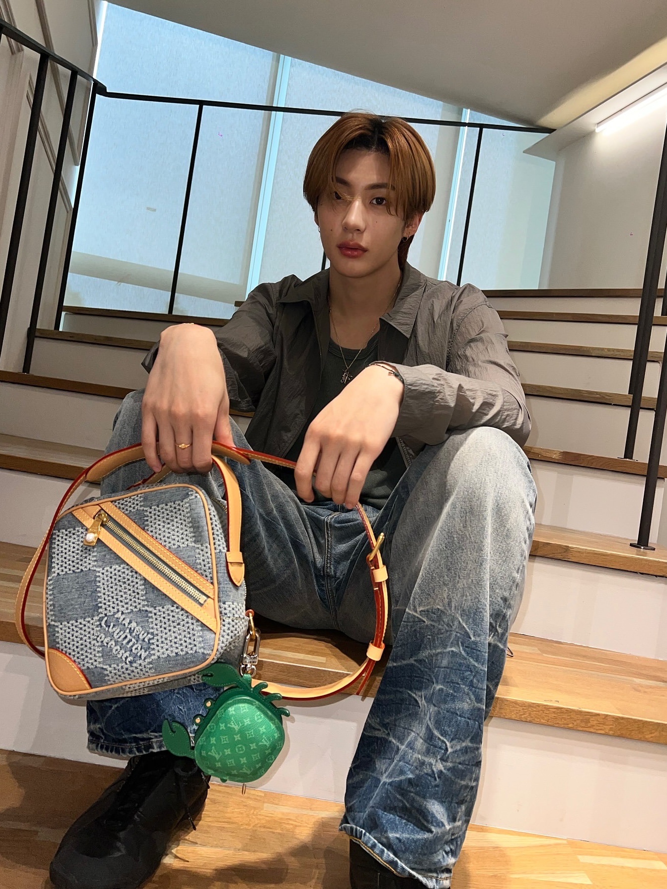 Louis Vuitton LV Crab Bag Charm Green, Louis Vuitton Chess Messenger Damier Denim Blue 착용 스타일 - 6