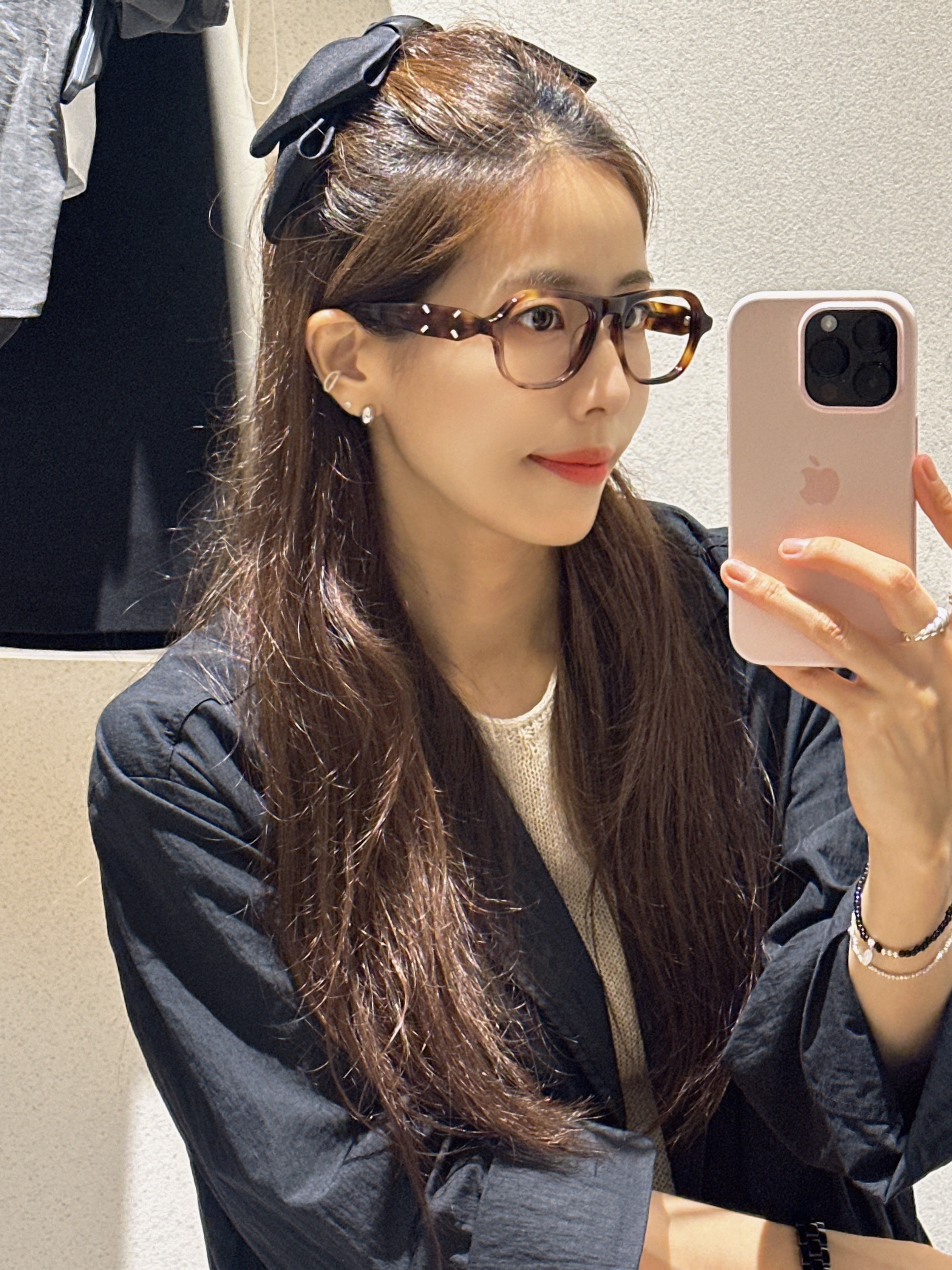 Gentle Monster x Maison Margiela MM113 Tortoiseshell Clear, Chanel J12 Watch 33mm Quartz Black 착용 스타일 - 2