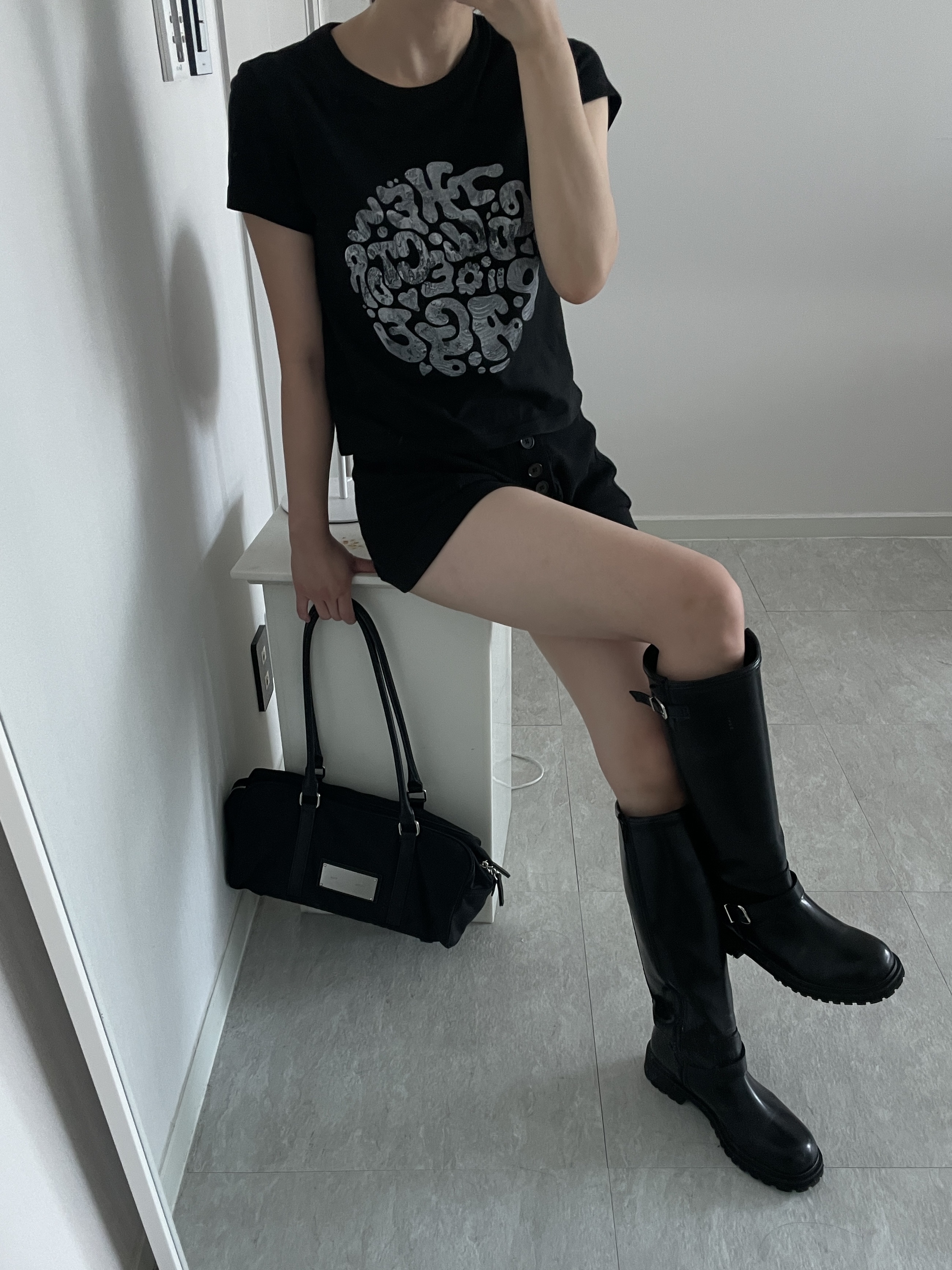 Matin Kim Sporty Tote Bag Black 착용 스타일