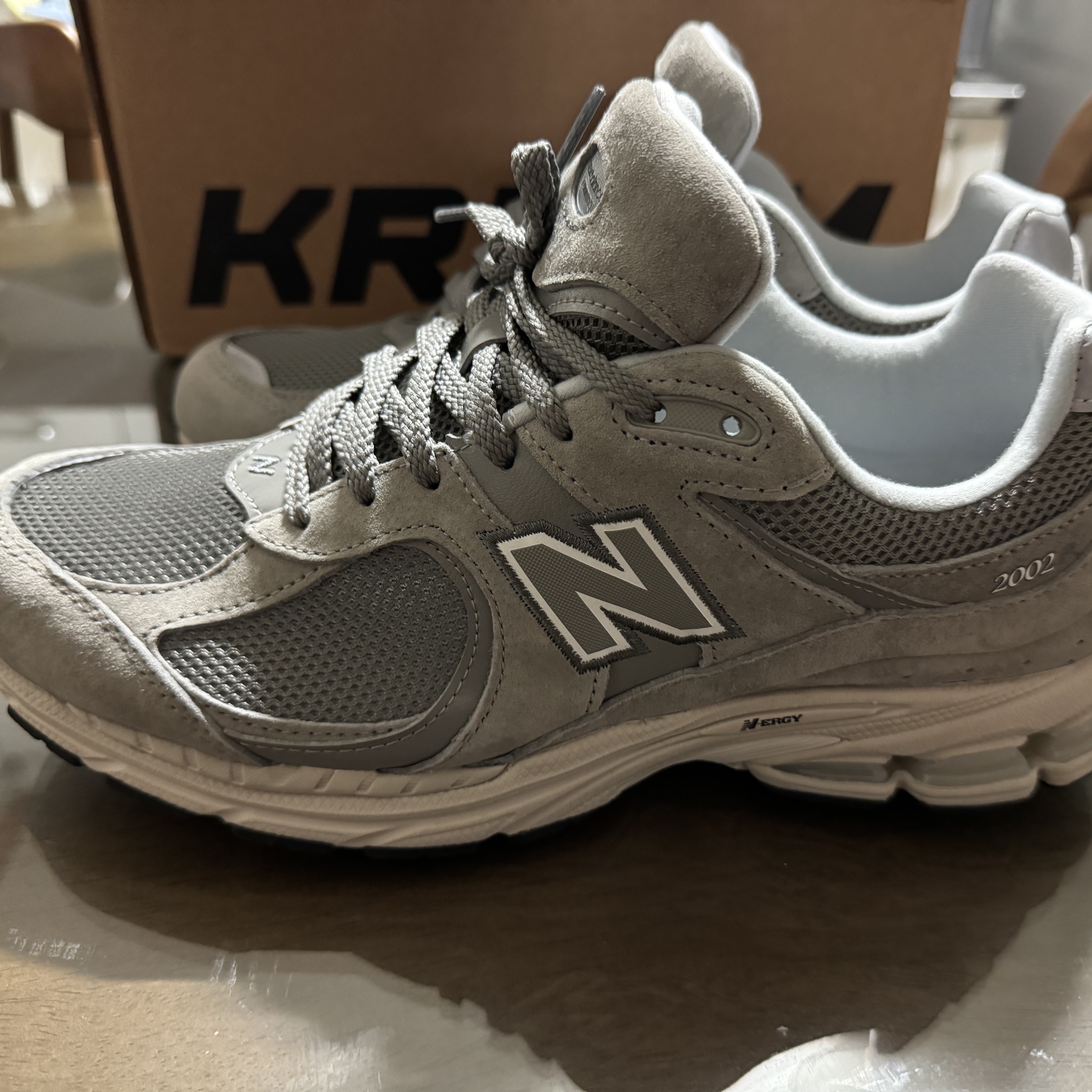 New Balance 2002R Grey 착용 스타일 - 1