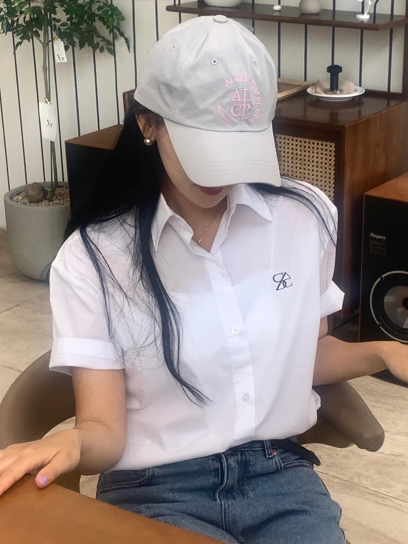 Allincomplete Round Logo Ball Cap Light Blue Denim, Allincomplete Round Logo Ball Cap Gray 착용 스타일 - 1