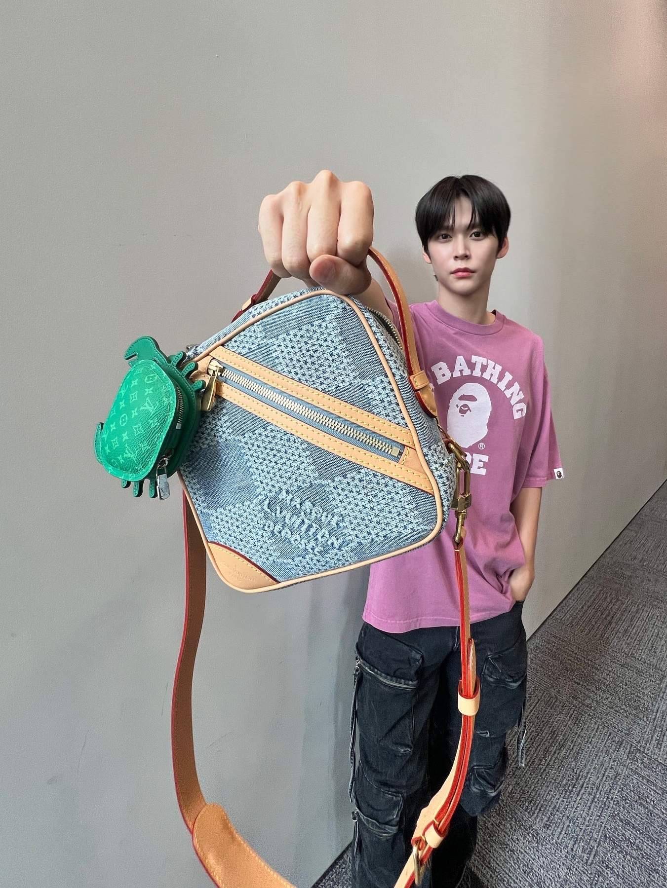 Louis Vuitton LV Crab Bag Charm Green, Louis Vuitton Chess Messenger Damier Denim Blue 착용 스타일 - 2