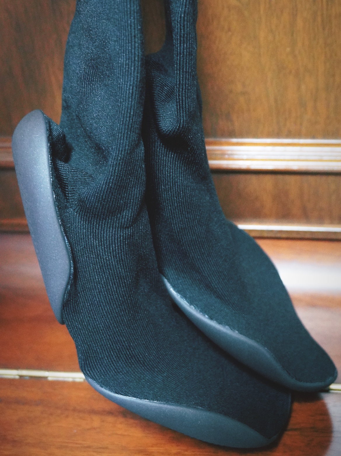 Yeezy YZY Pods Black 착용 스타일