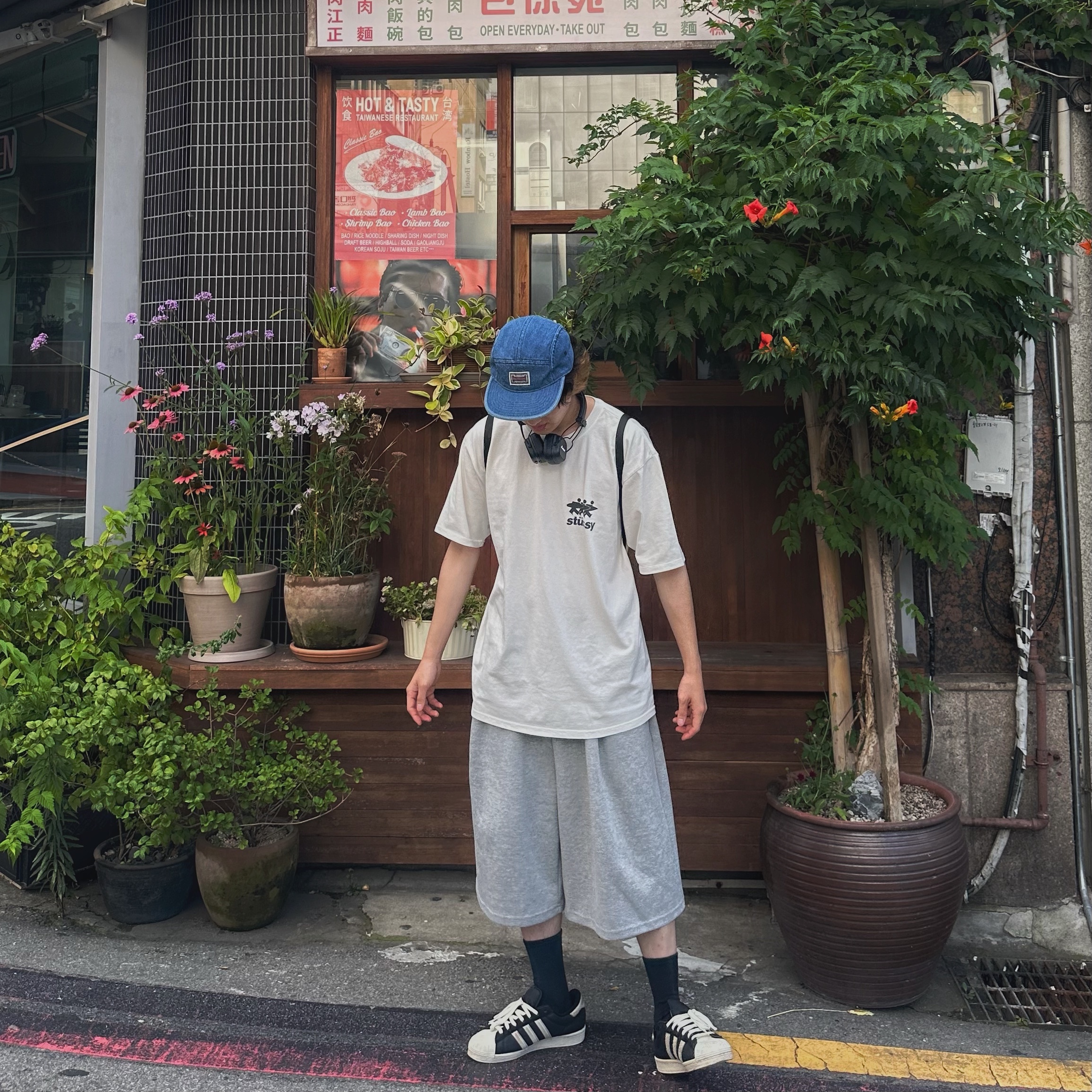 Stussy Surfwalk Pigment Dyed T-Shirt Natural, Marshall Major IV Black (Korean Ver.) 착용 스타일 - 1