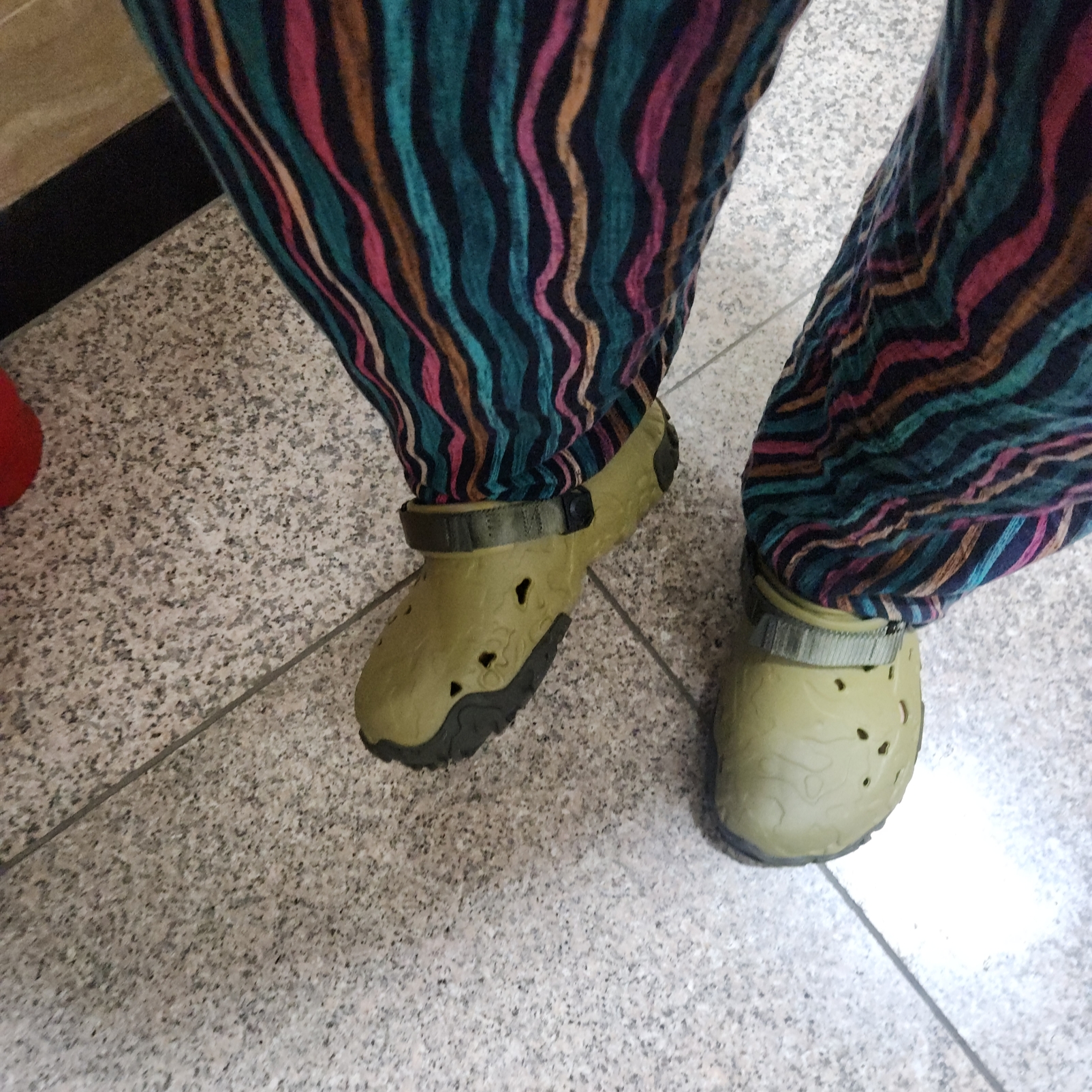 Crocs x Roa Hiking Atlas Clog Aloe Multi 착용 스타일 - 2