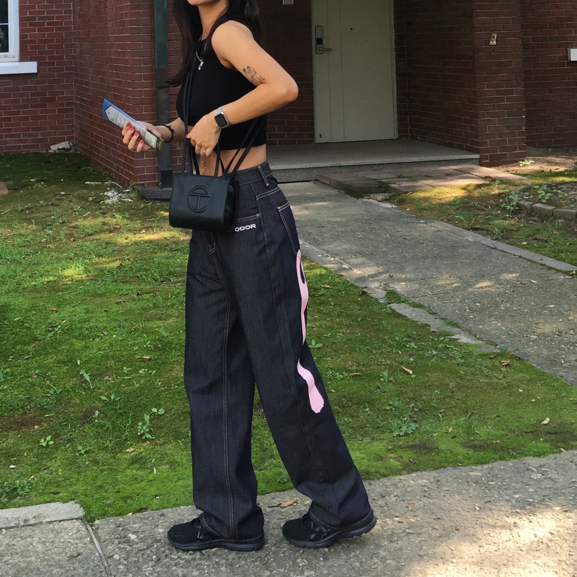 Telfar Small Shopping Bag Black, Asics Jog 100 2 Black 착용 스타일 - 2