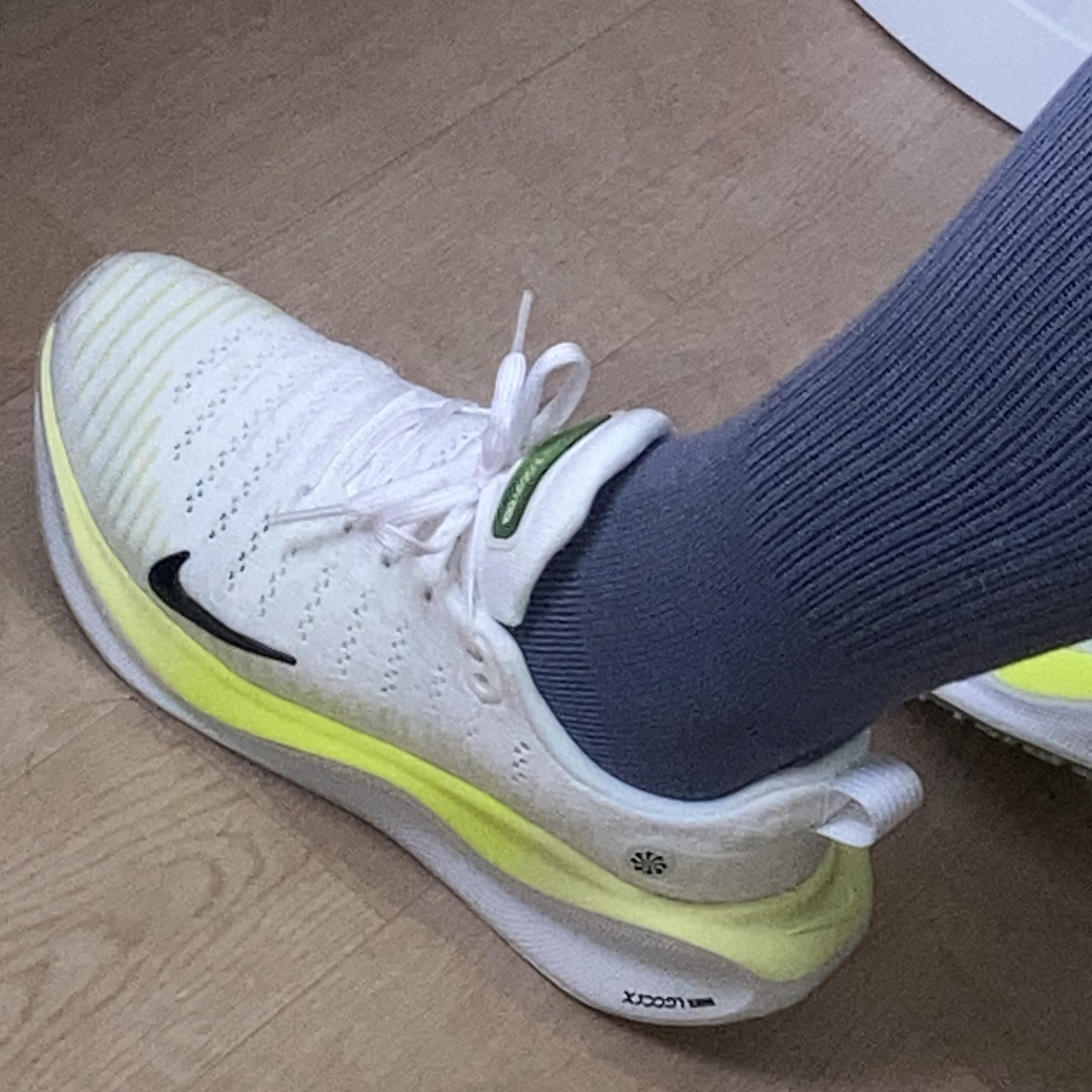 (W) Nike ReactX Infinity Run 4 White Light Lemon Twist 착용 스타일 - 1