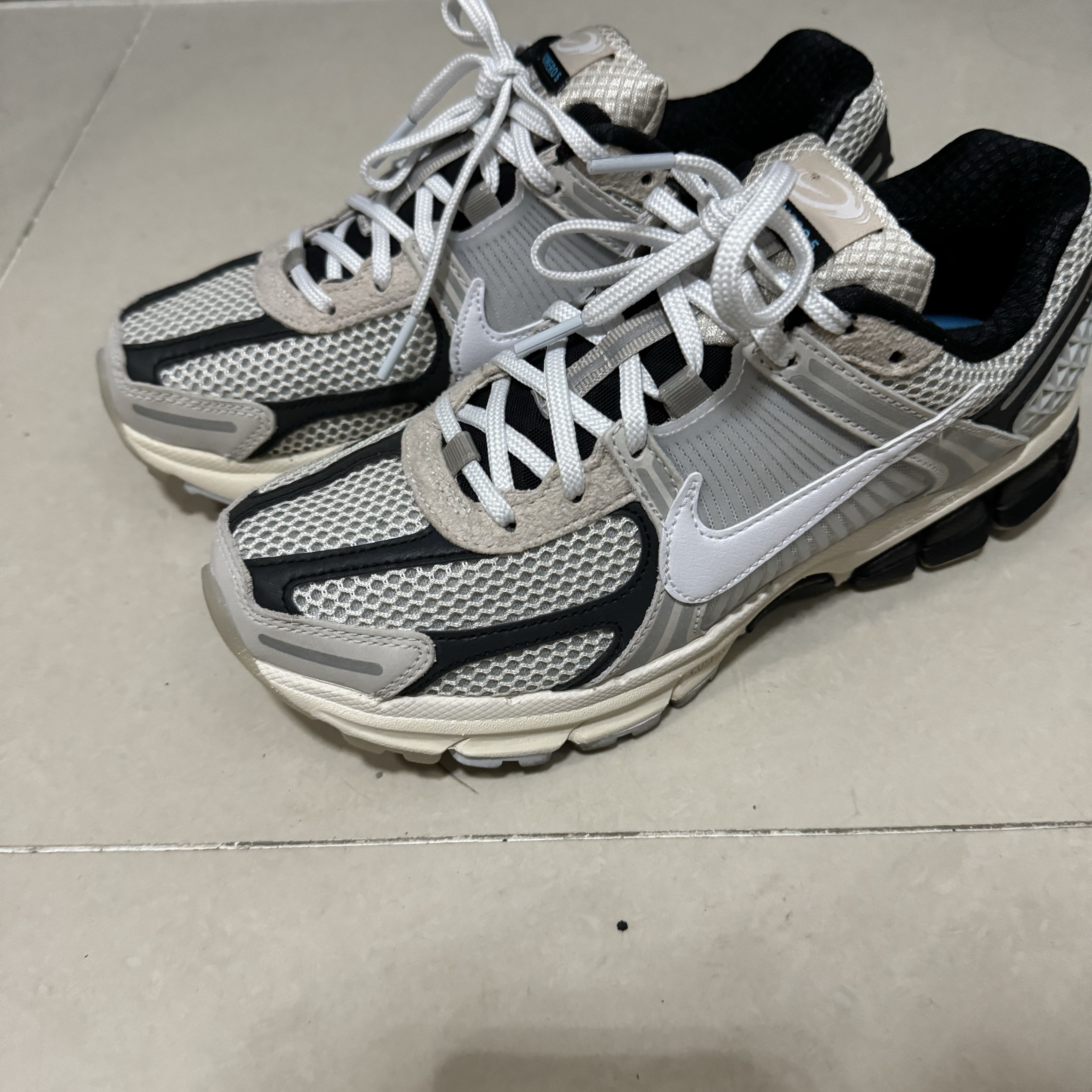 Nike Zoom Vomero 5 Light Bone and Black 착용 스타일 - 1