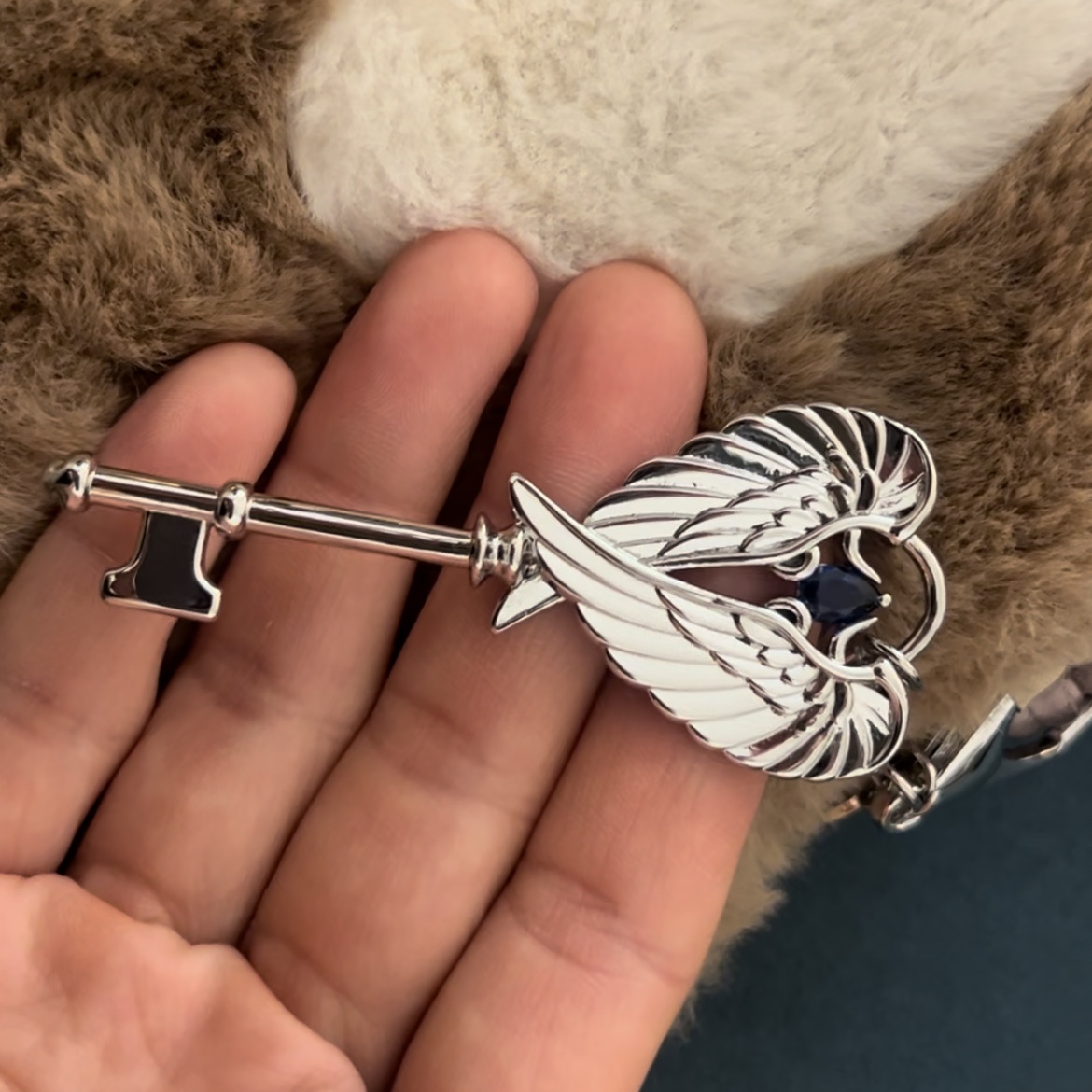 Bloomingtale Blue Dragon Keyring 착용 스타일