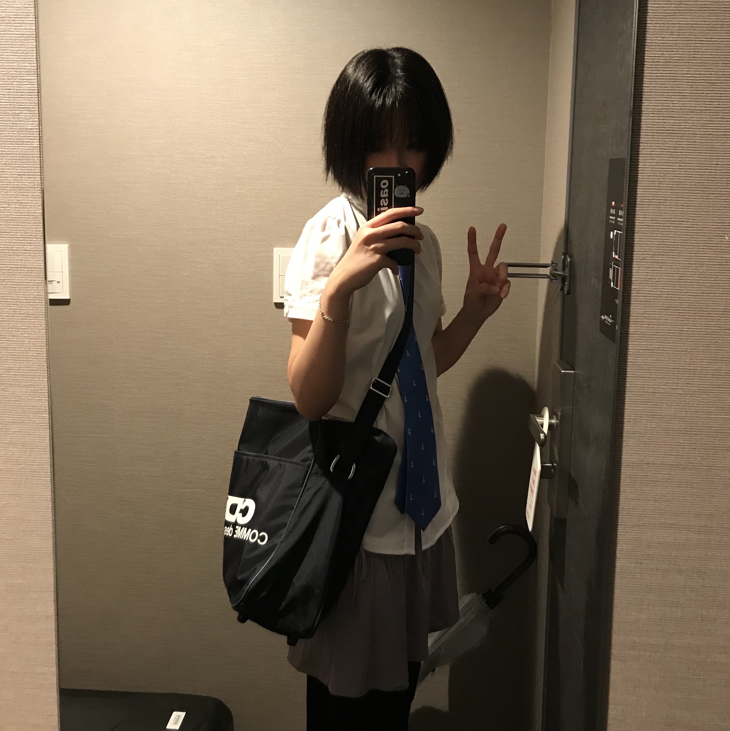CDG Shoulder Bag Navy 착용 스타일