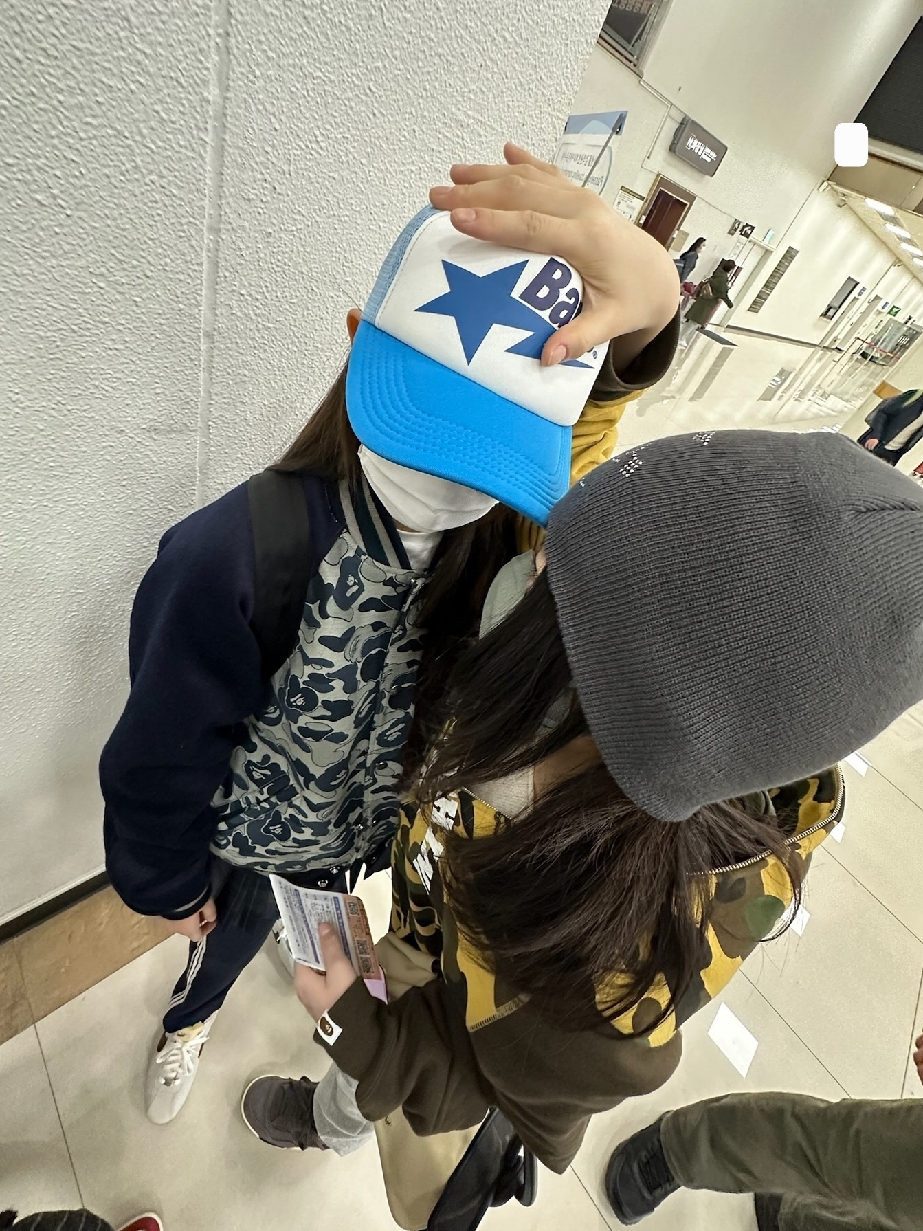 BAPE Sta Mesh Cap Blue, BAPE 1st Camo Crazy College Full Zip Hoodie Yellow 착용 스타일 - 4