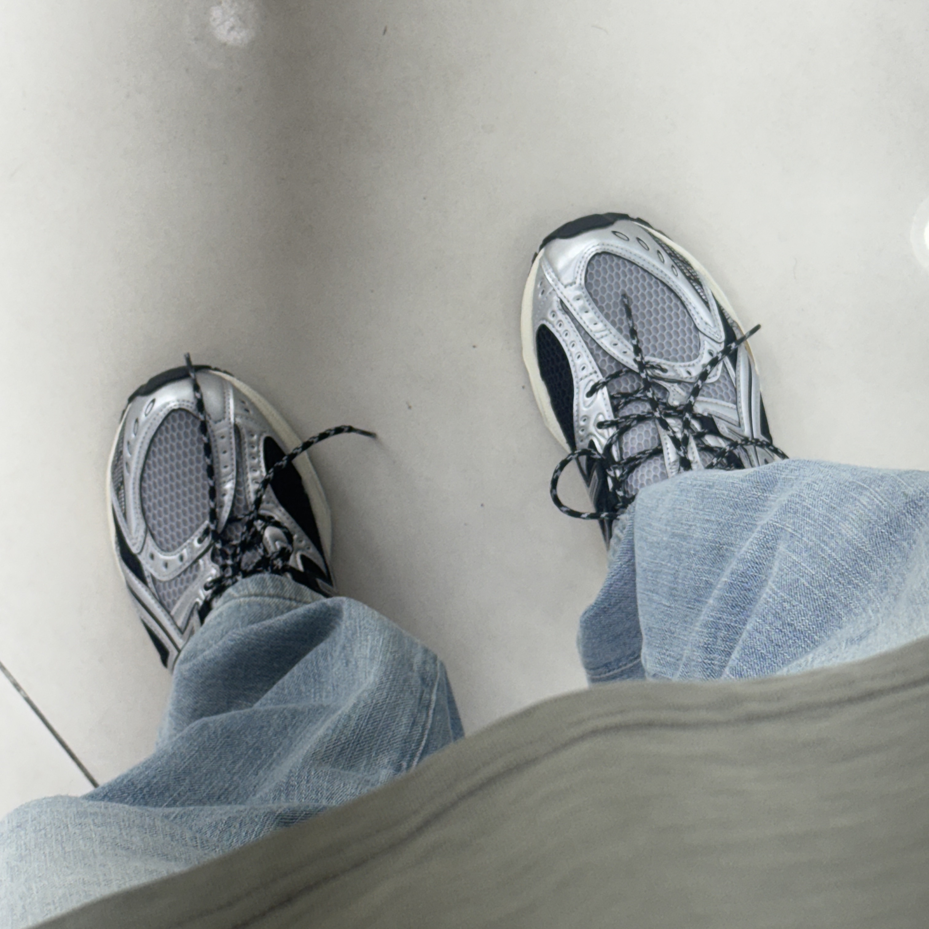 Asics Gel-Nimbus 10.1 Piedmont Grey Pure Silver 착용 스타일 - 1