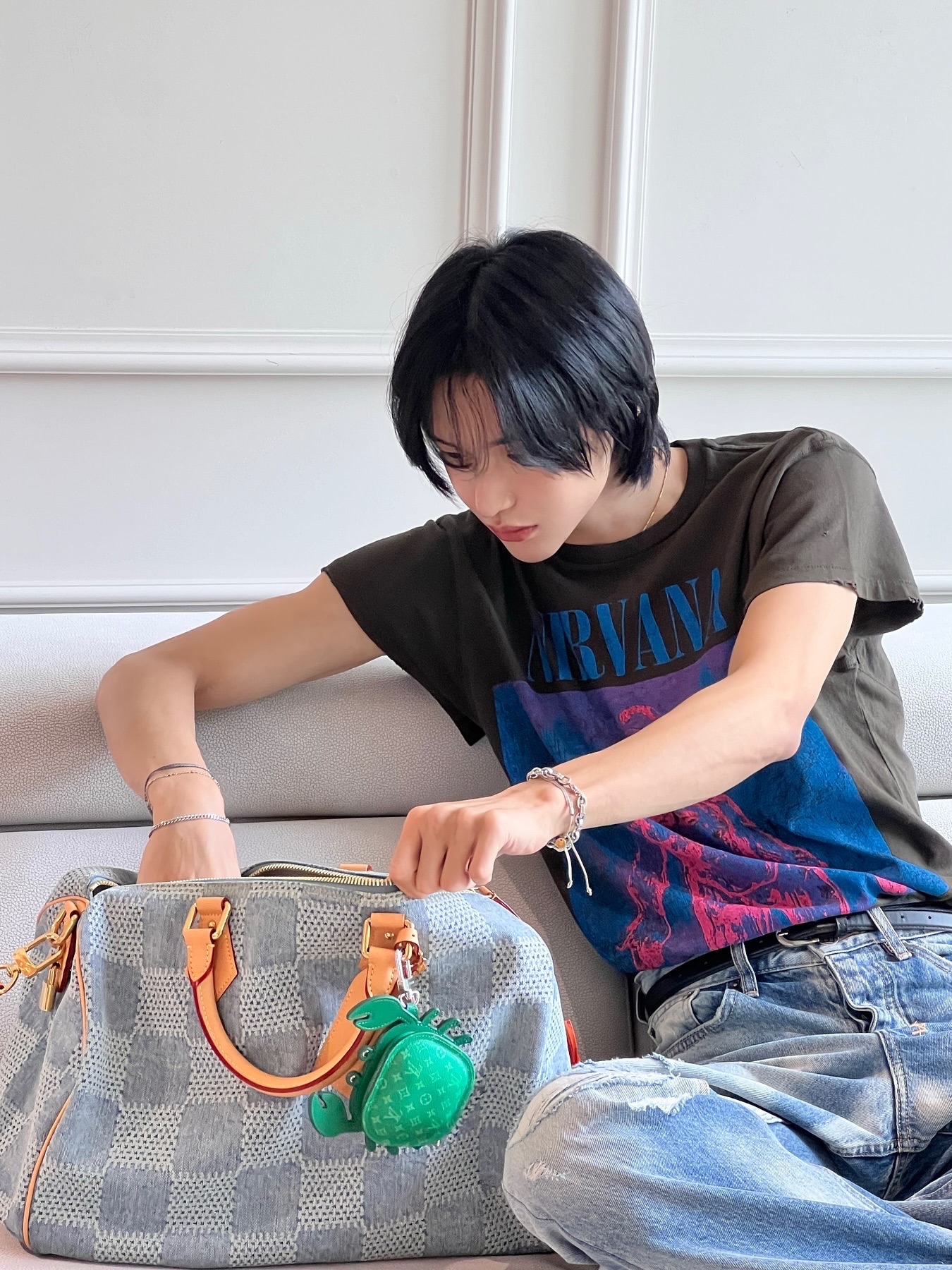 Louis Vuitton Speedy 40 Bandouliere Damier Denim Blue, Louis Vuitton LV Crab Bag Charm Green 착용 스타일 - 2