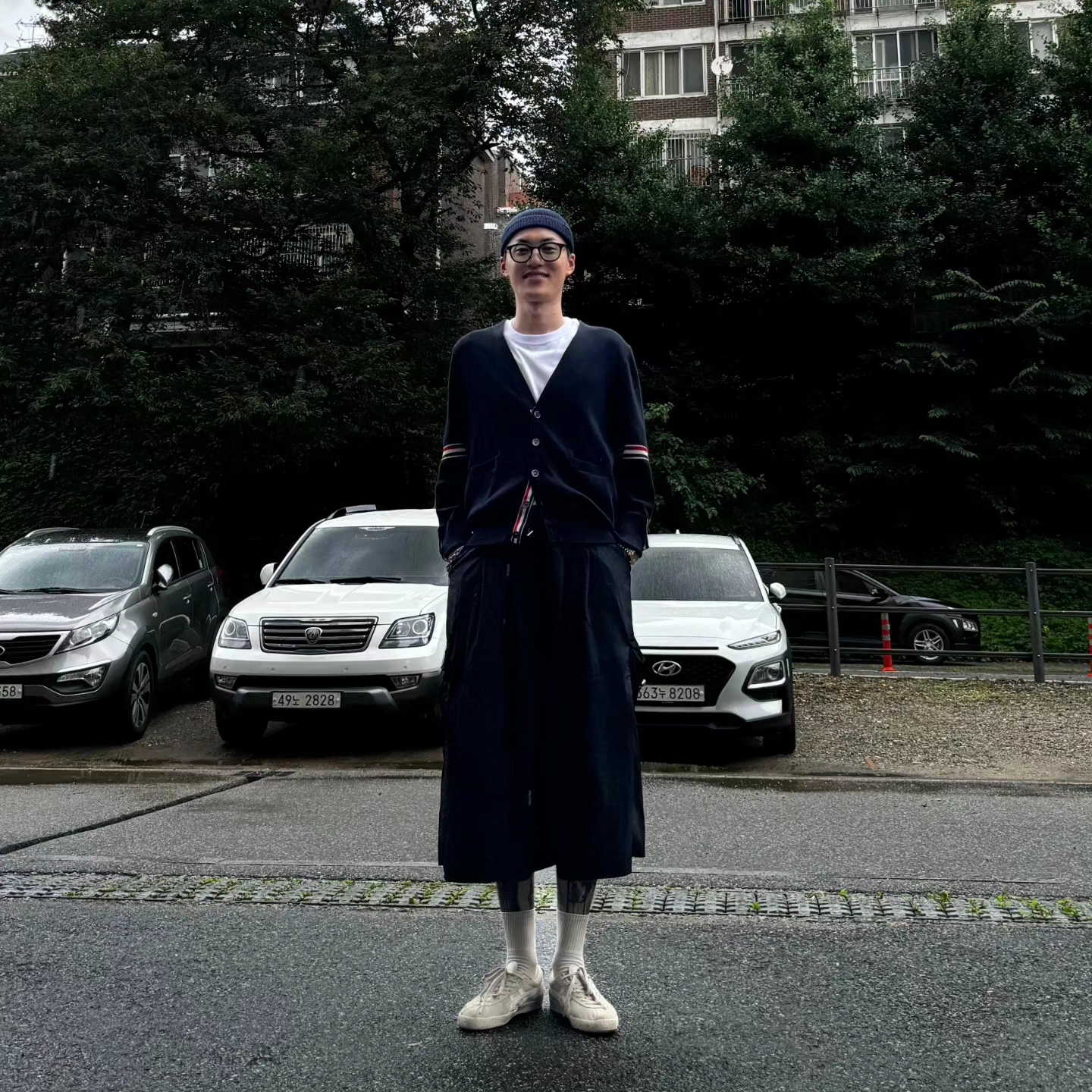 Thom Browne Milano Stitch Armband Cardigan Navy, Onitsuka Tiger Mexico 66 SD Cream Birch 착용 스타일 - 2