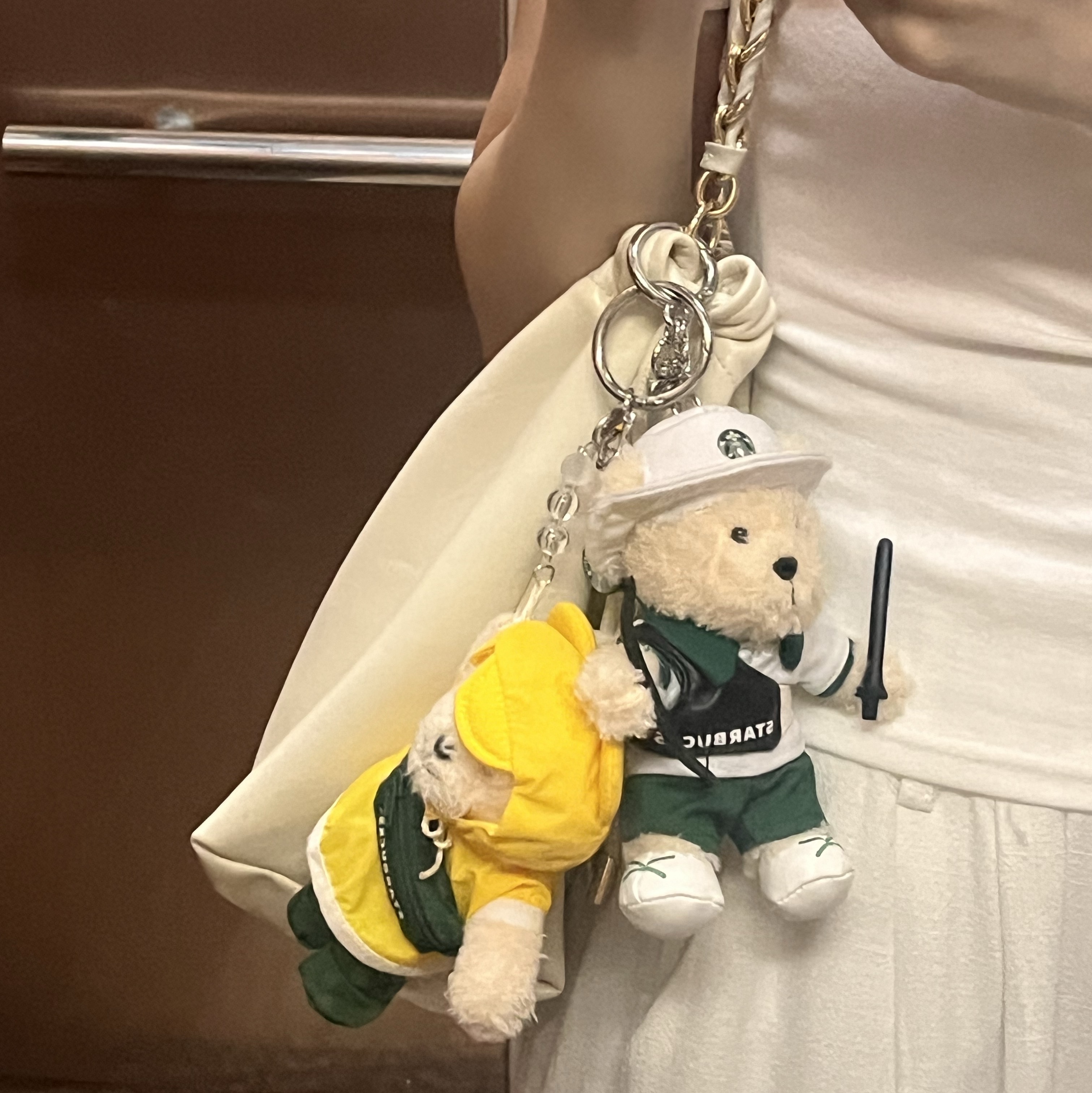 Starbucks Soccer Bearista Keychain, Starbucks Taekwondo Bearista Keychain 착용 스타일 - 3