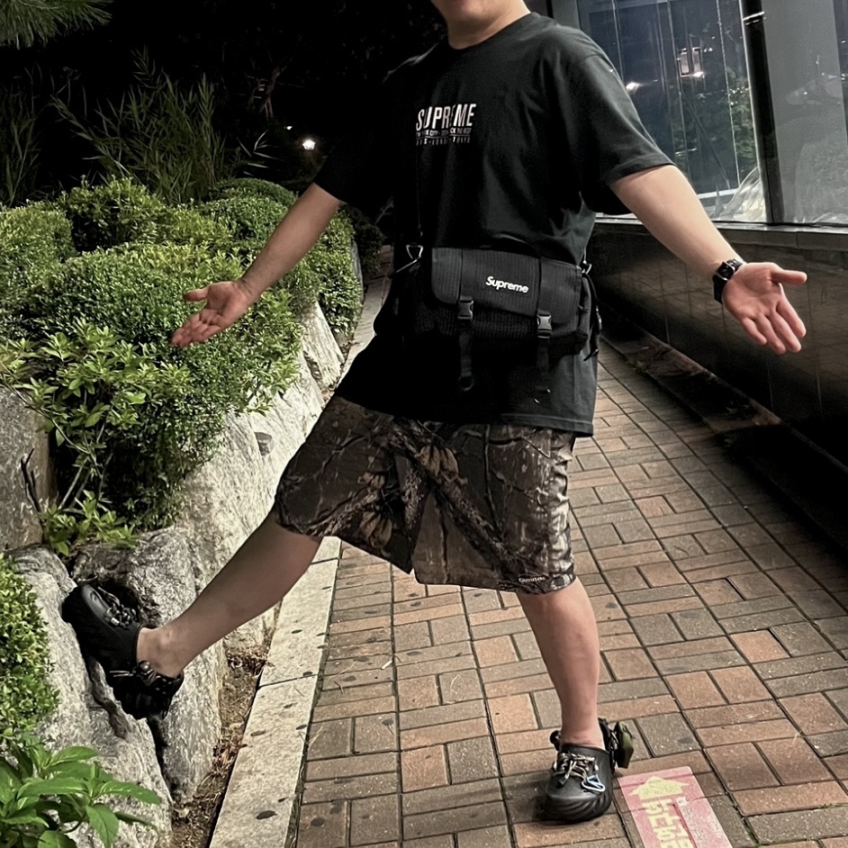 Supreme Mini Duffle Bag Black - 24SS, Supreme Paris T-Shirt Black - 24SS 착용 스타일