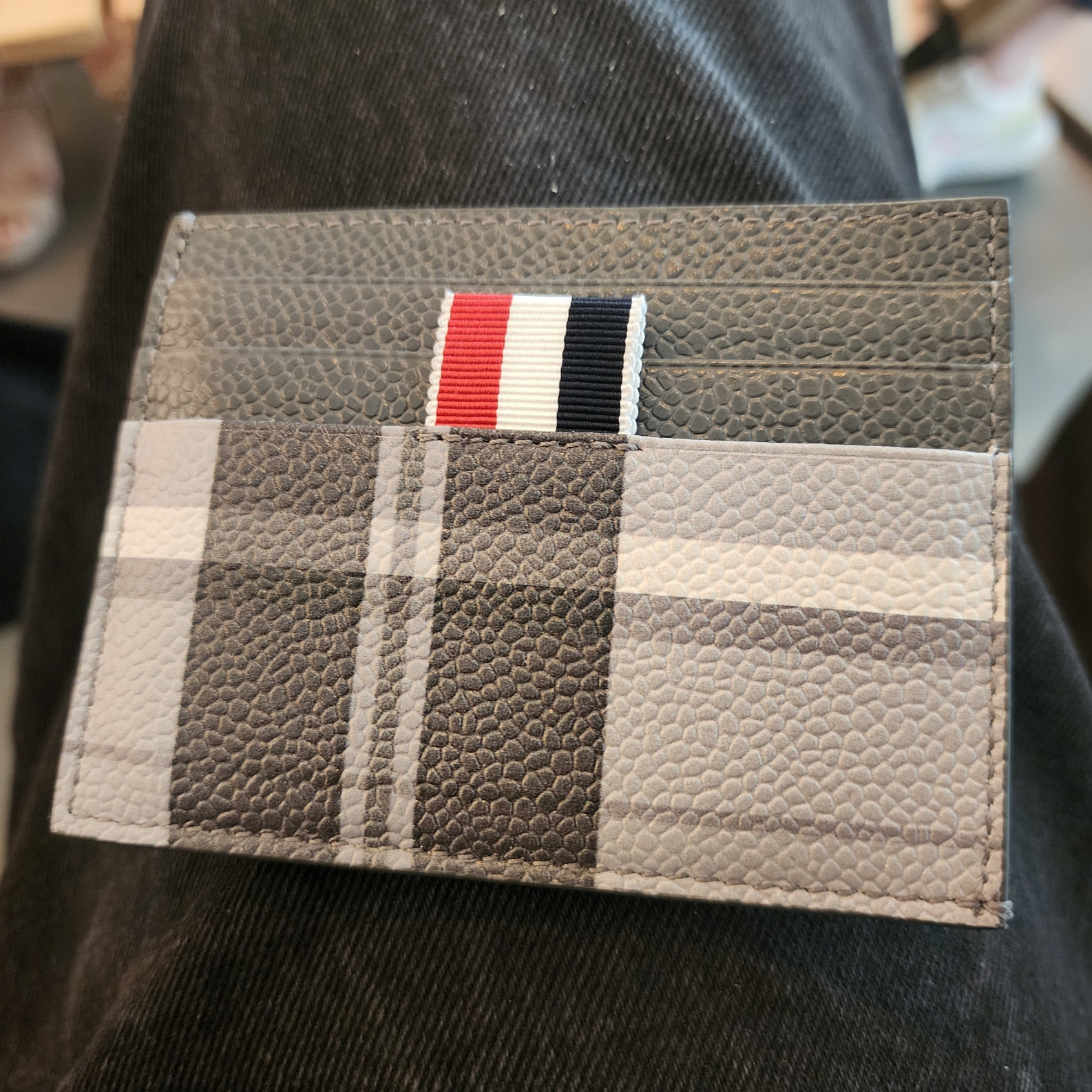 Thom Browne Madras Pebble Grain Leather 4-Bar Single Card Holder Black White 착용 스타일
