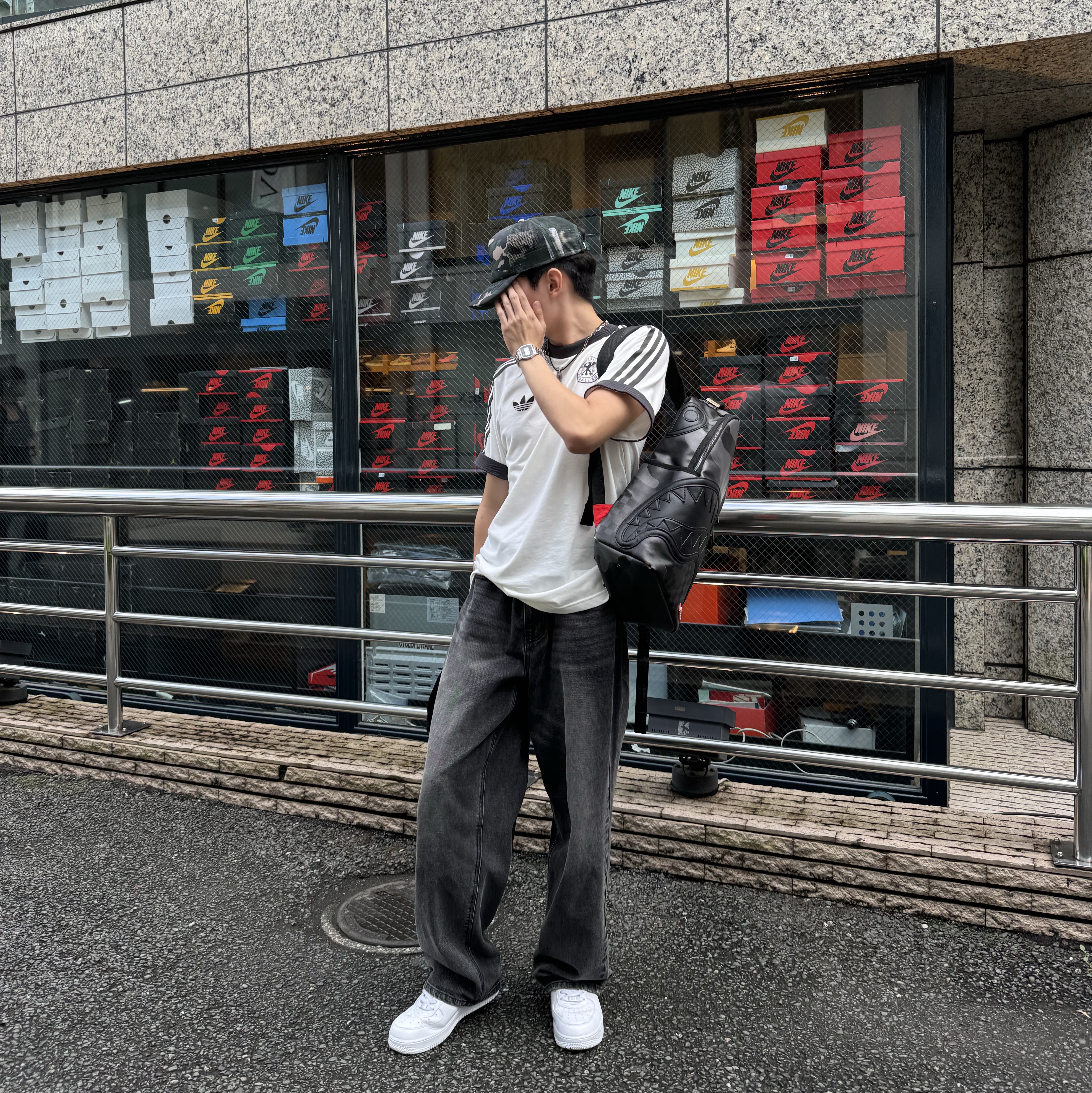 Adidas German Adicolor Classic 3-Stripes T-Shirt Off White - KR Sizing, Stussy Basic Trucker Cap Camo 착용 스타일 - 1