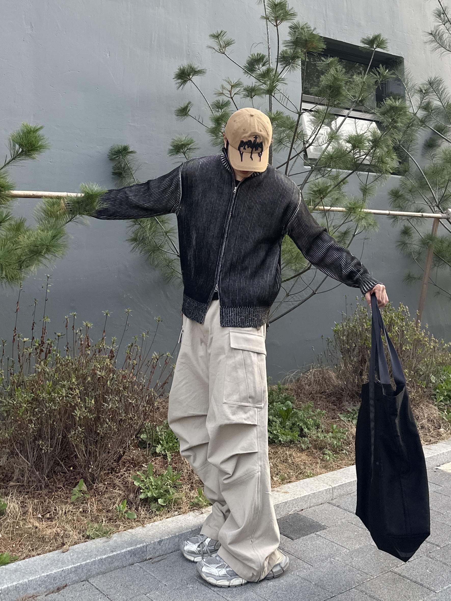 Nonnod Side Zip Cargo Pants Beige, Balenciaga 3XL Sneakers Light Beige 착용 스타일 - 1