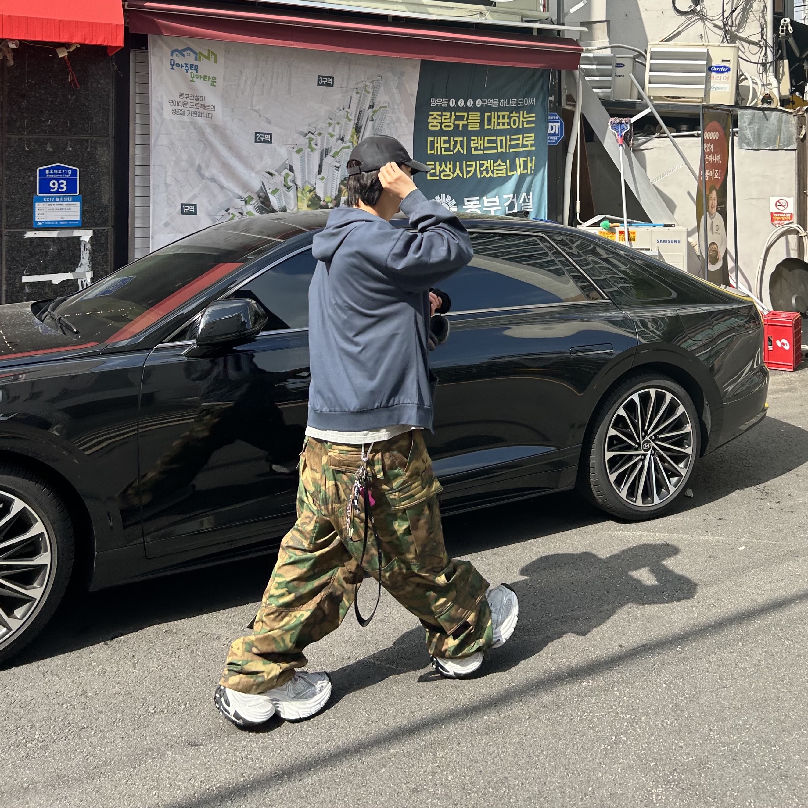 Farfromwhat Far Camo Cargo Pants Green, Balenciaga 10XL Sneakers White Grey Silver Black 착용 스타일 - 4