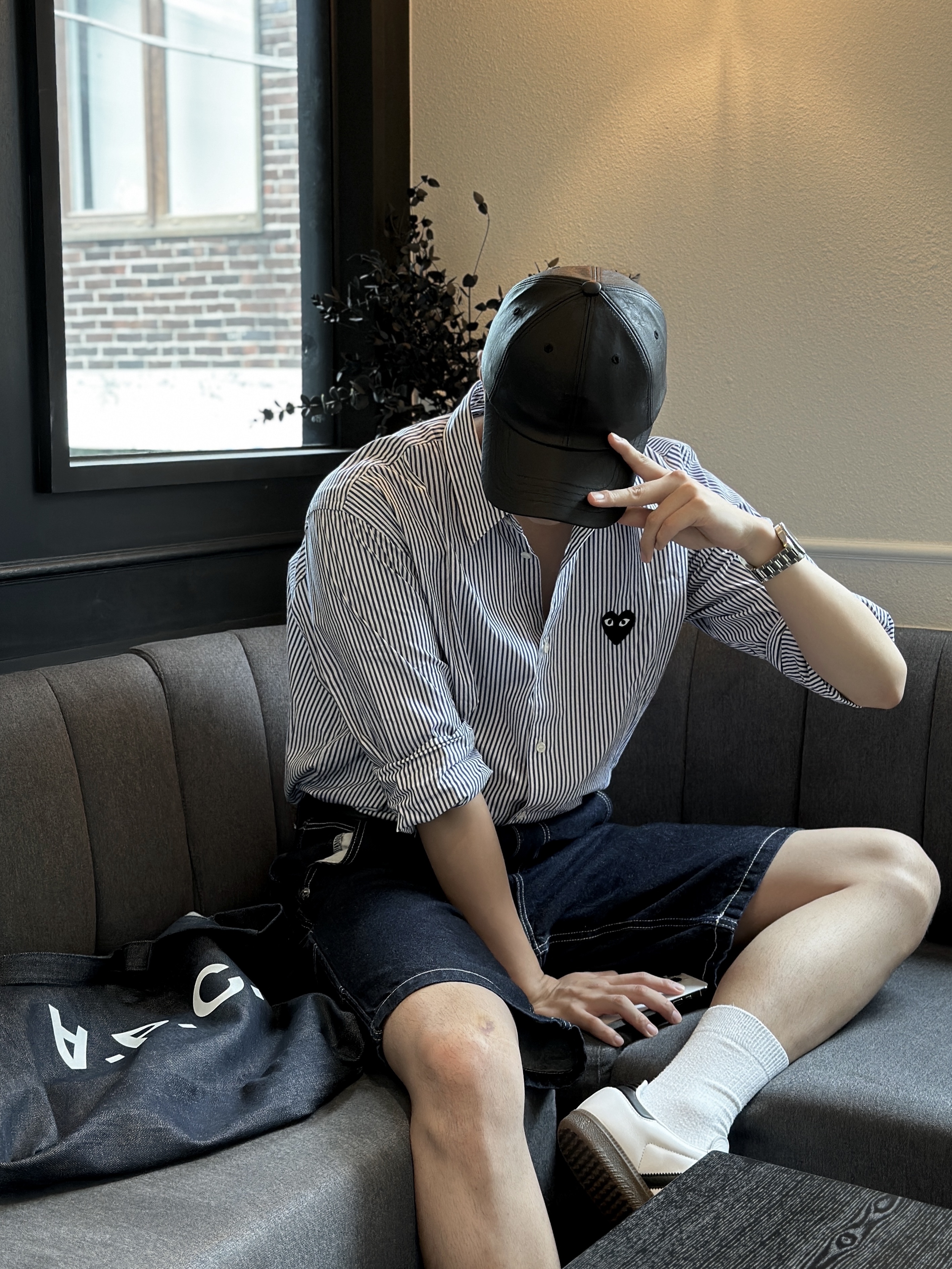Saint Laurent Leather Silver Monogram Belt Black, Play Comme des Garcons Striped Black Heart Shirt Blue 착용 스타일 - 4