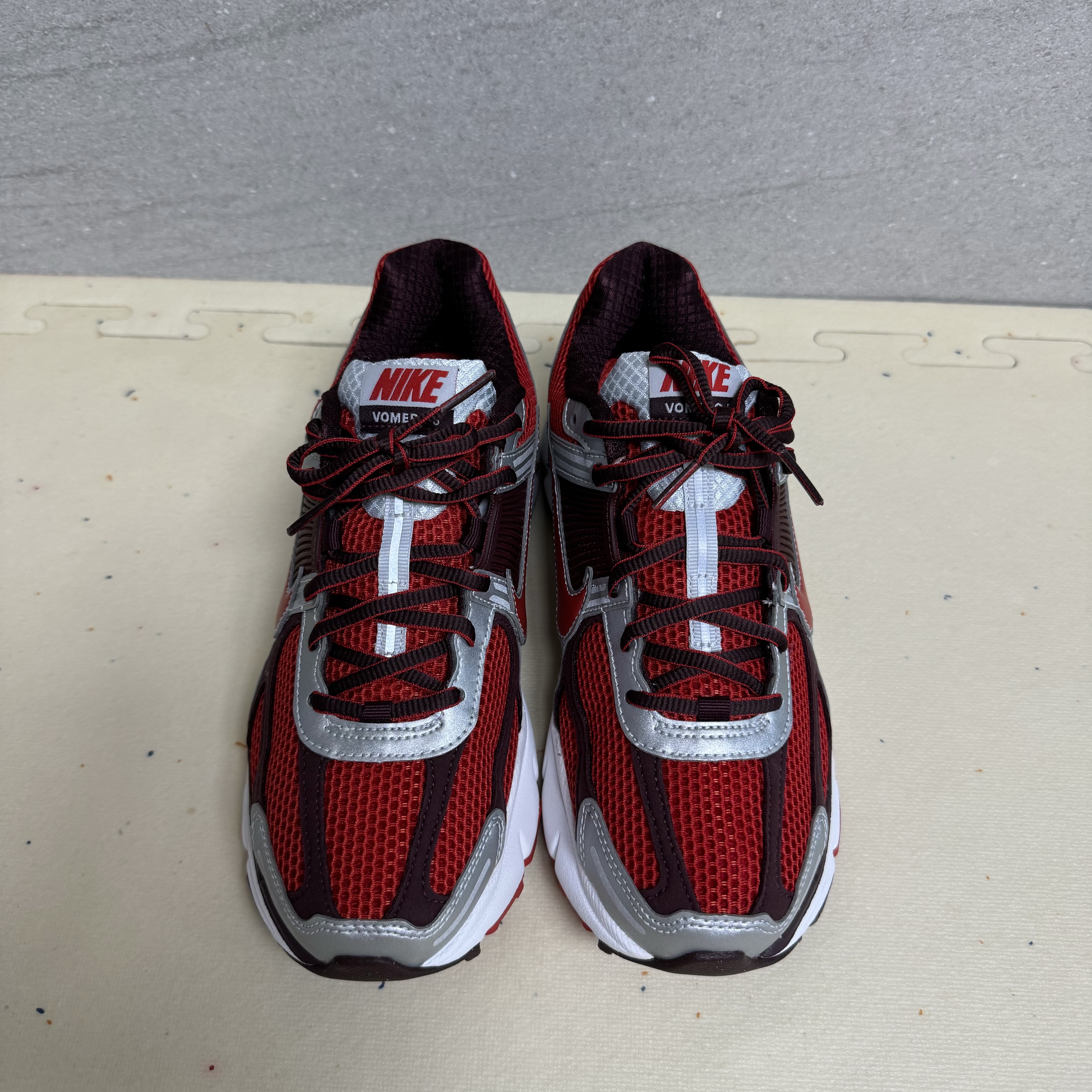 (W) Nike Zoom Vomero 5 Mystic Red and Platinum 착용 스타일 - 3