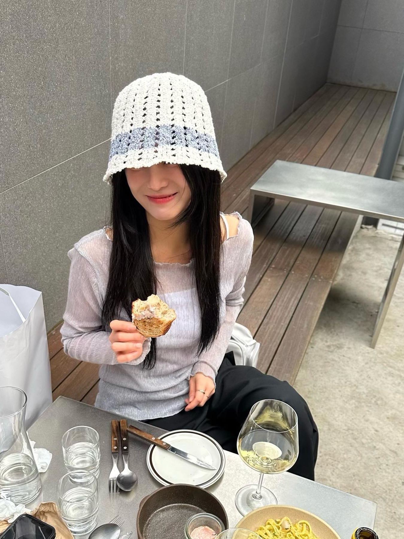 Allincomplete Cotton Candy Bucket Hat Ivory 착용 스타일 - 2
