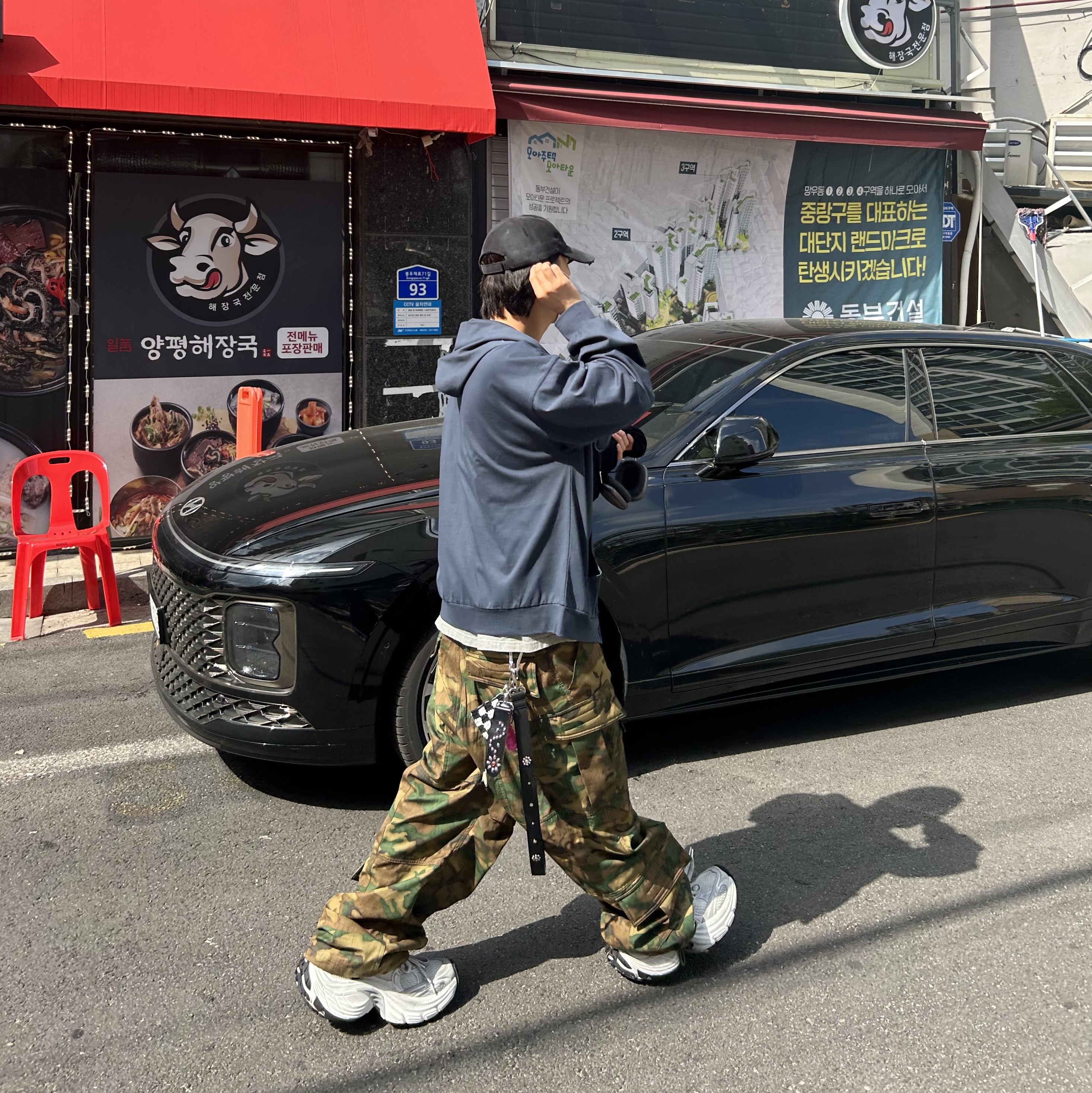 Farfromwhat Far Camo Cargo Pants Green, Balenciaga 10XL Sneakers White Grey Silver Black 착용 스타일 - 3