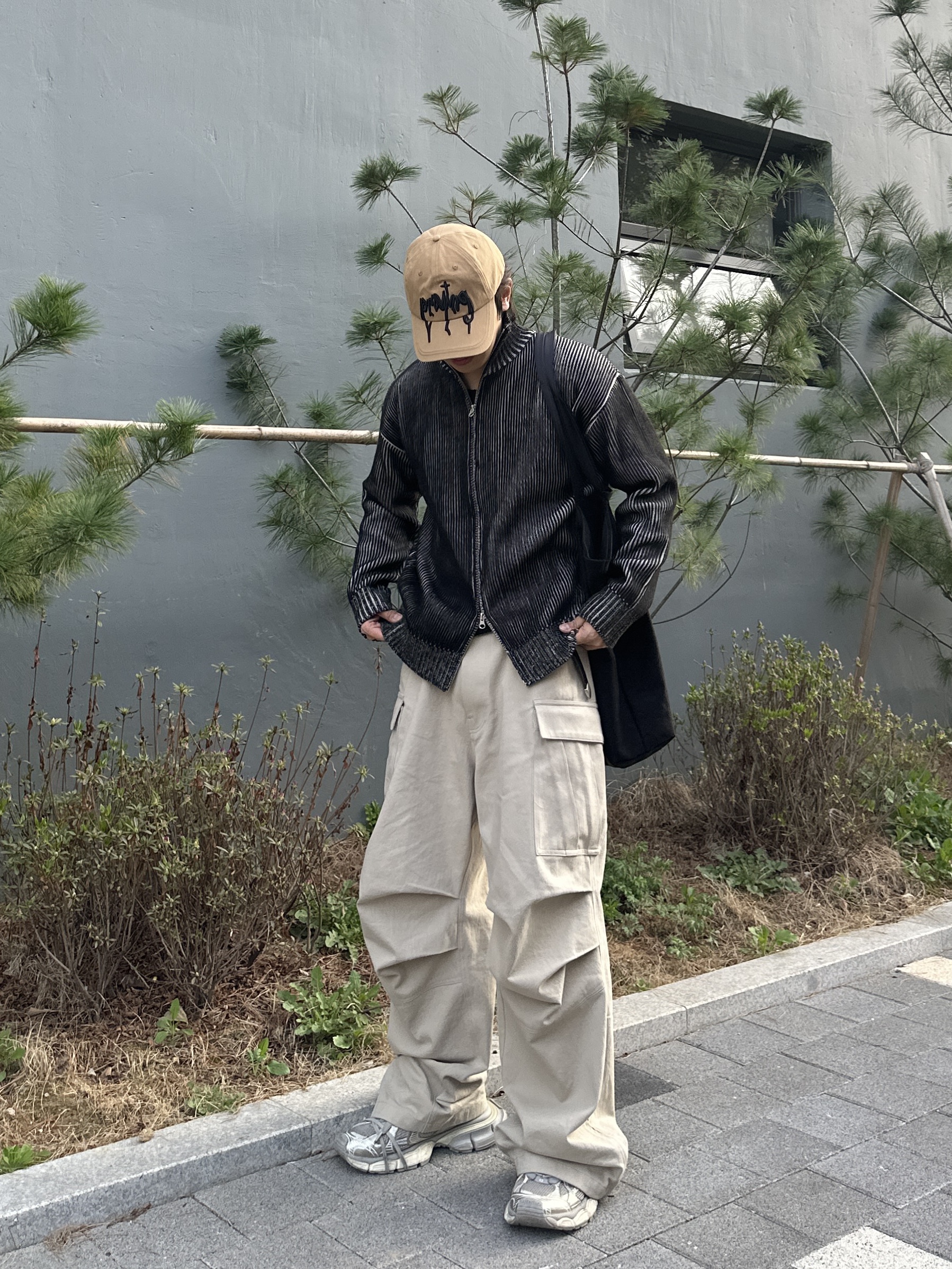 Nonnod Side Zip Cargo Pants Beige, Balenciaga 3XL Sneakers Light Beige 착용 스타일 - 2
