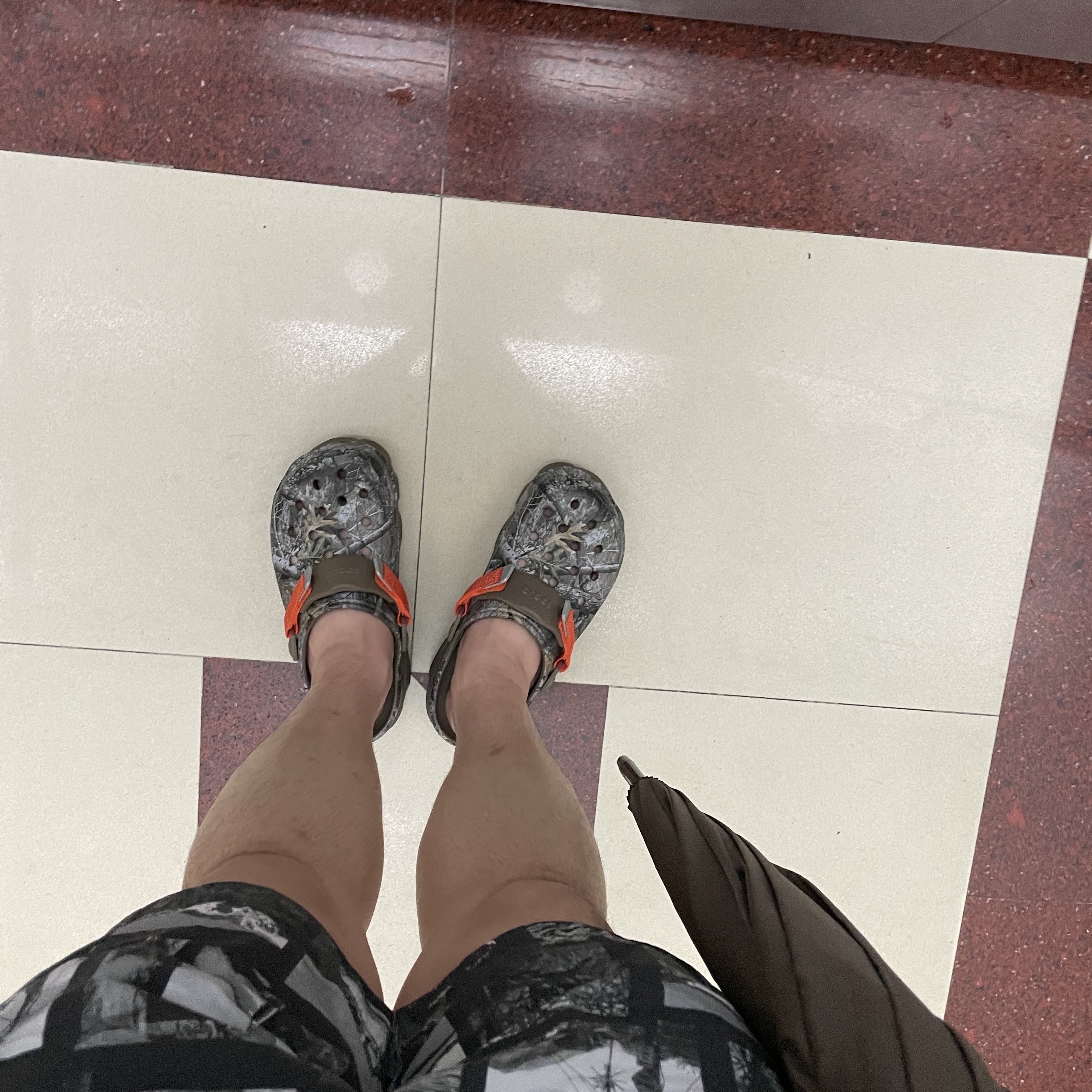 Crocs All Terrain Realtree Edge Clog Walnut 착용 스타일 - 2