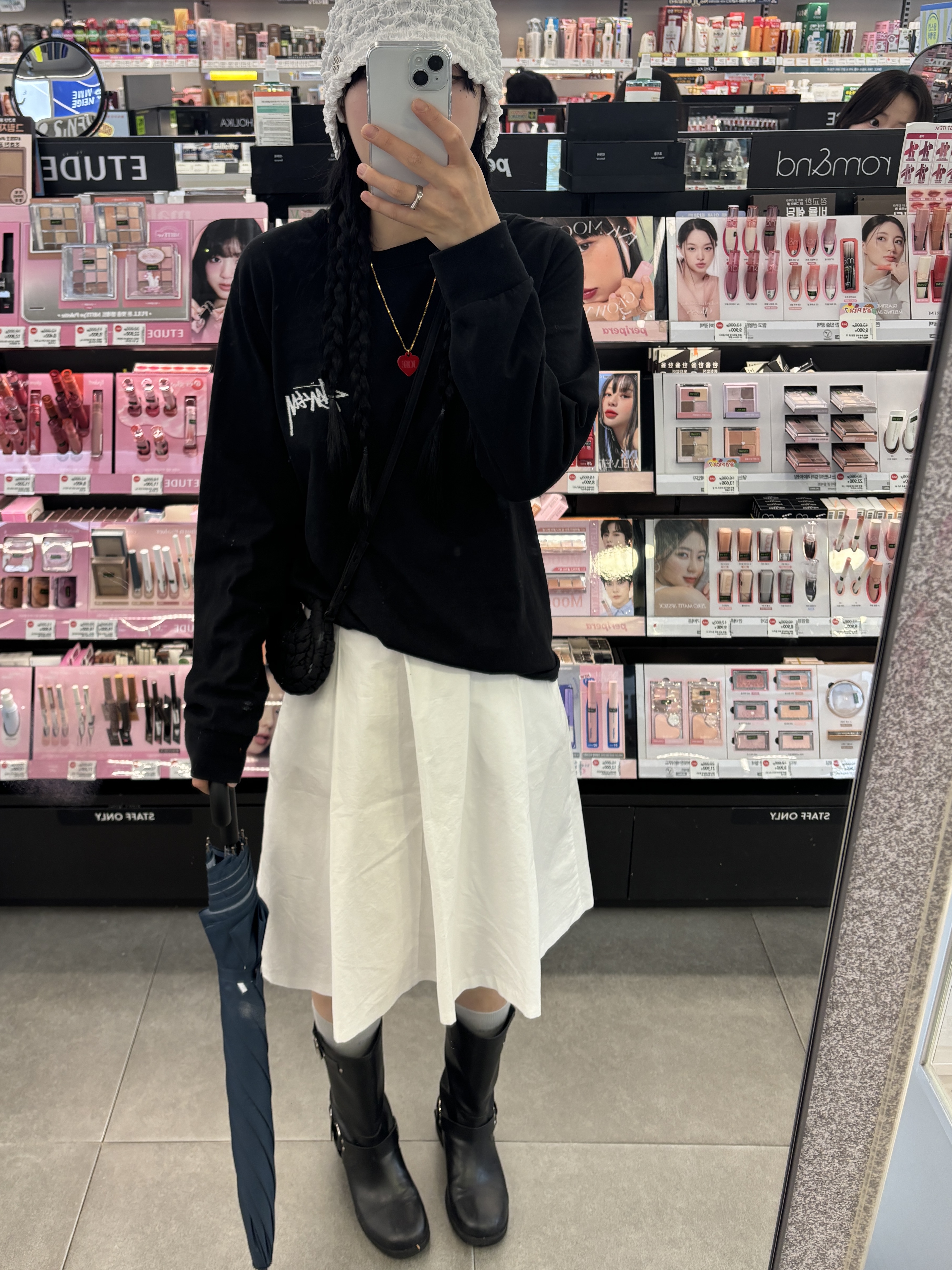 (W) Nike Air Force 1 '07 Low Triple Black, COS Quilted Nano Crossbody Bag Black 착용 스타일 - 6