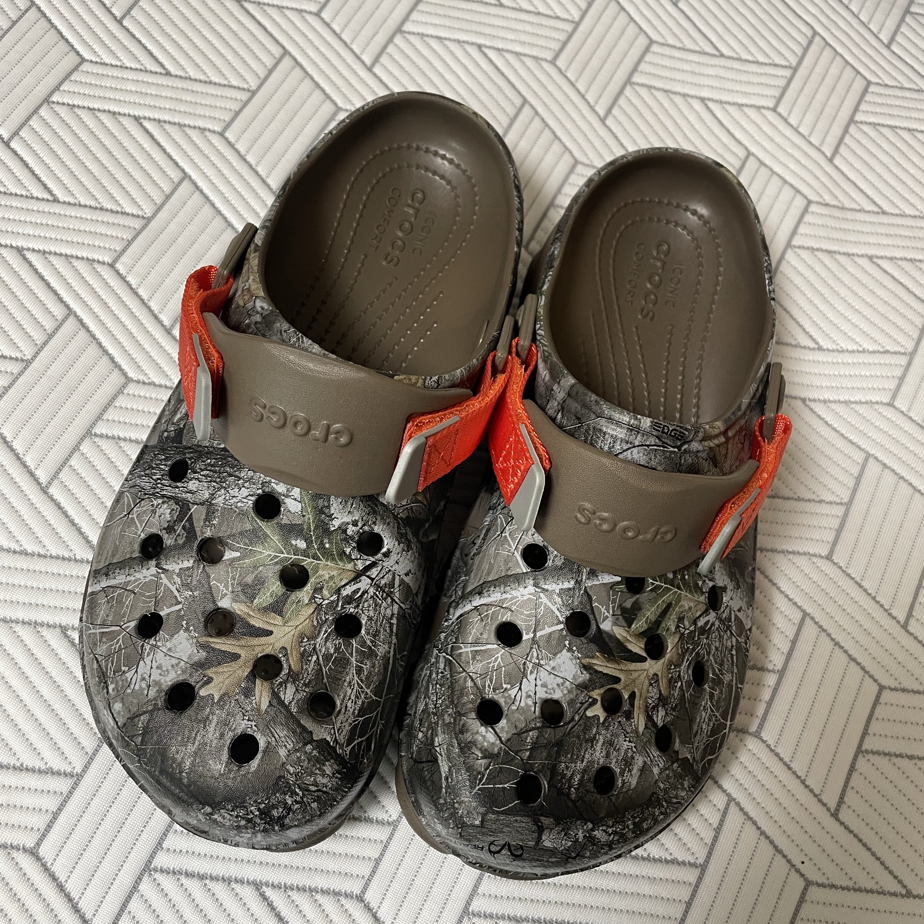 Crocs All Terrain Realtree Edge Clog Walnut 착용 스타일 - 1