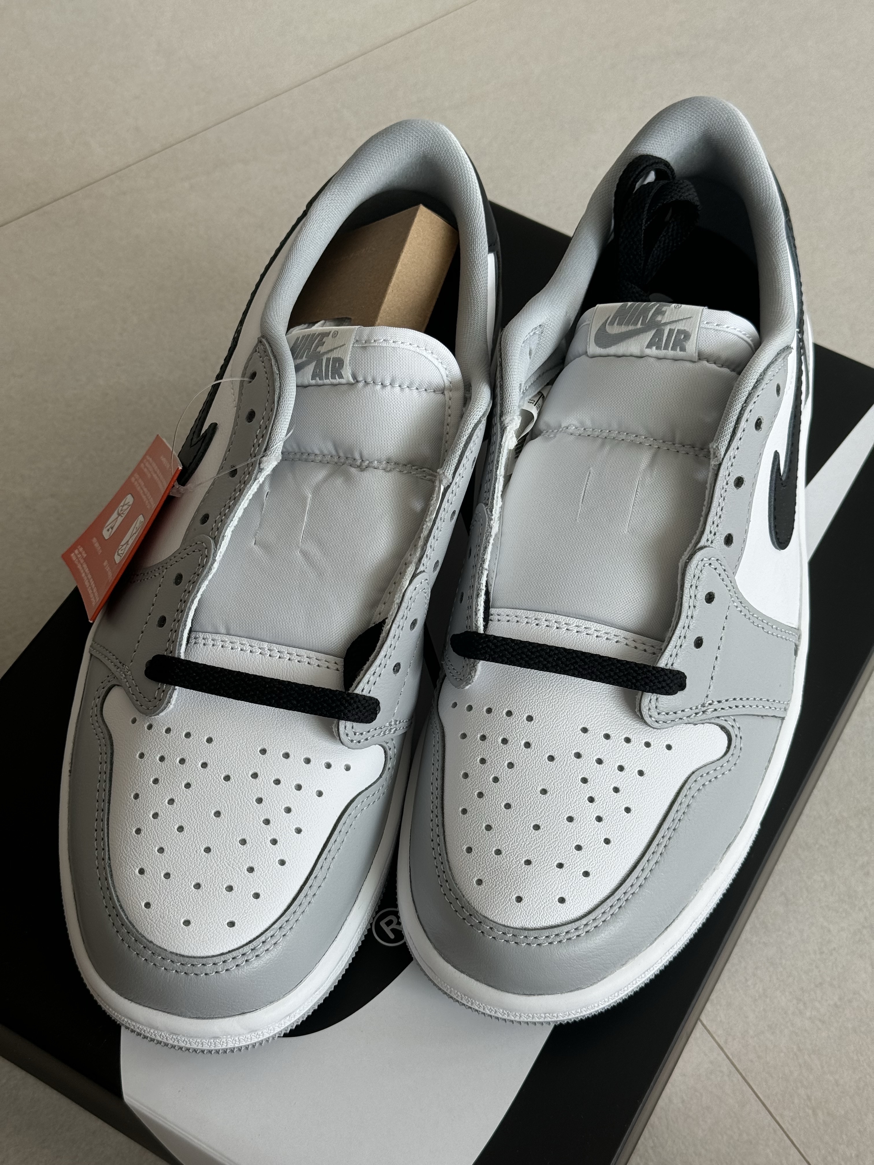 Jordan 1 Retro Low OG Wolf Grey and White 착용 스타일 - 2