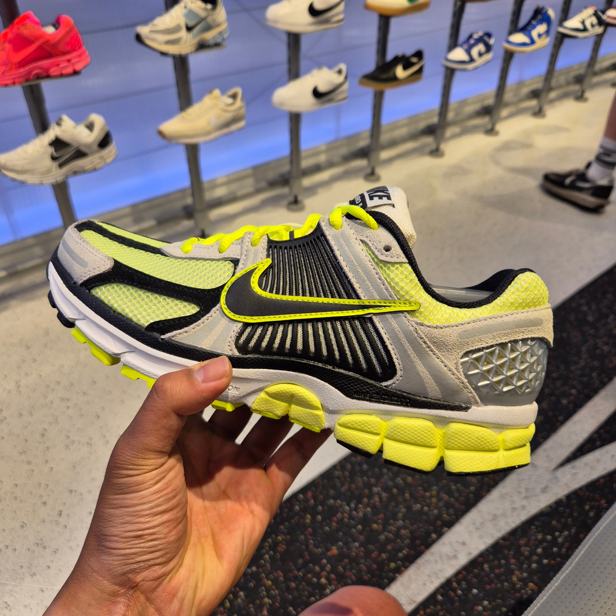 Nike Zoom Vomero 5 Volt Metallic Platinum 착용 스타일 - 1