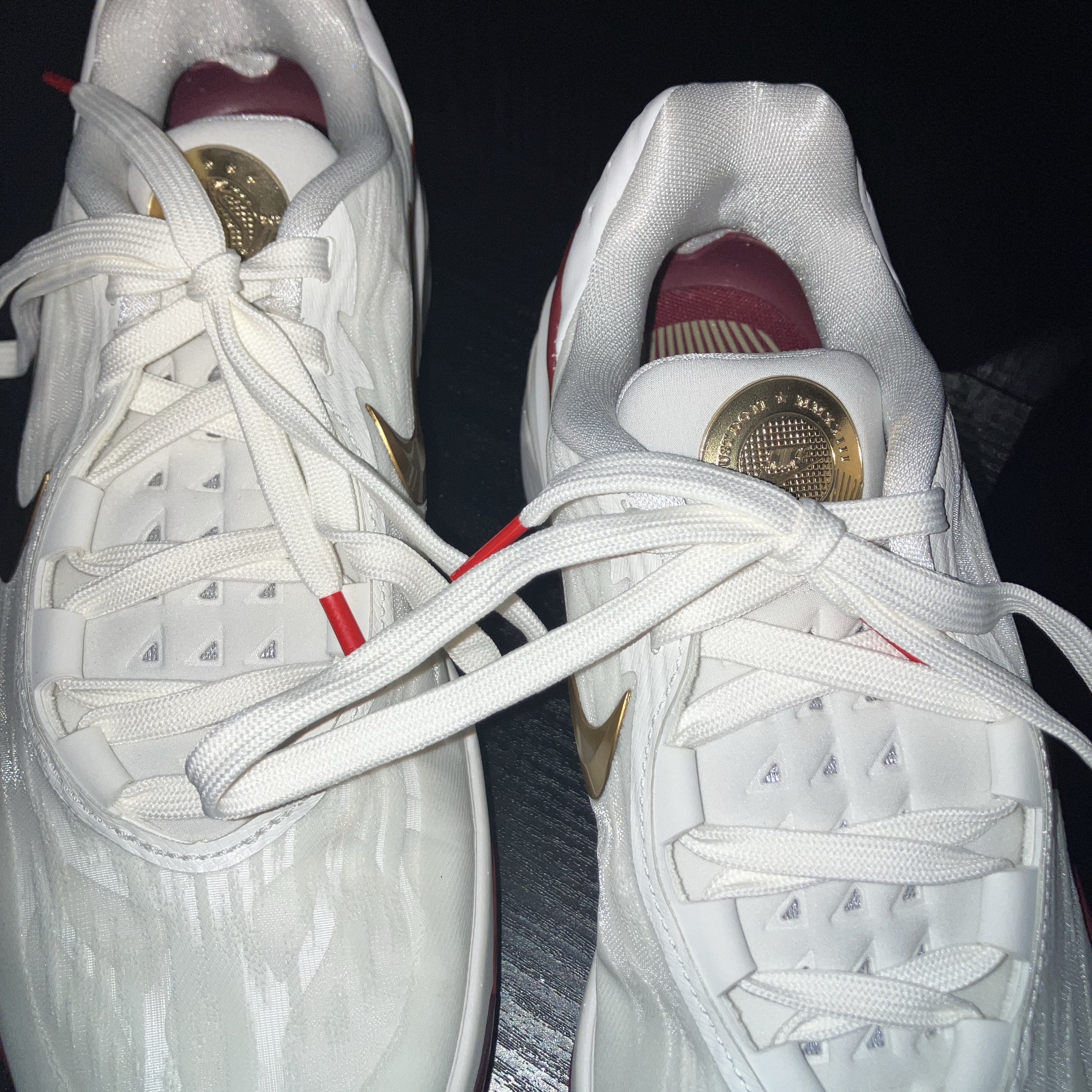 Nike Air Zoom GT Cut 2 Summit White Metallic Gold 착용 스타일 - 3