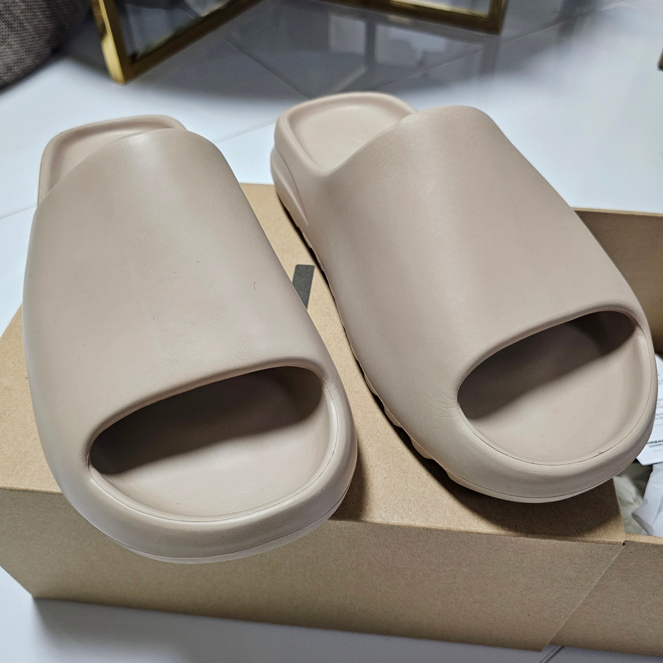 Adidas Yeezy Slide Pure 착용 스타일 - 2