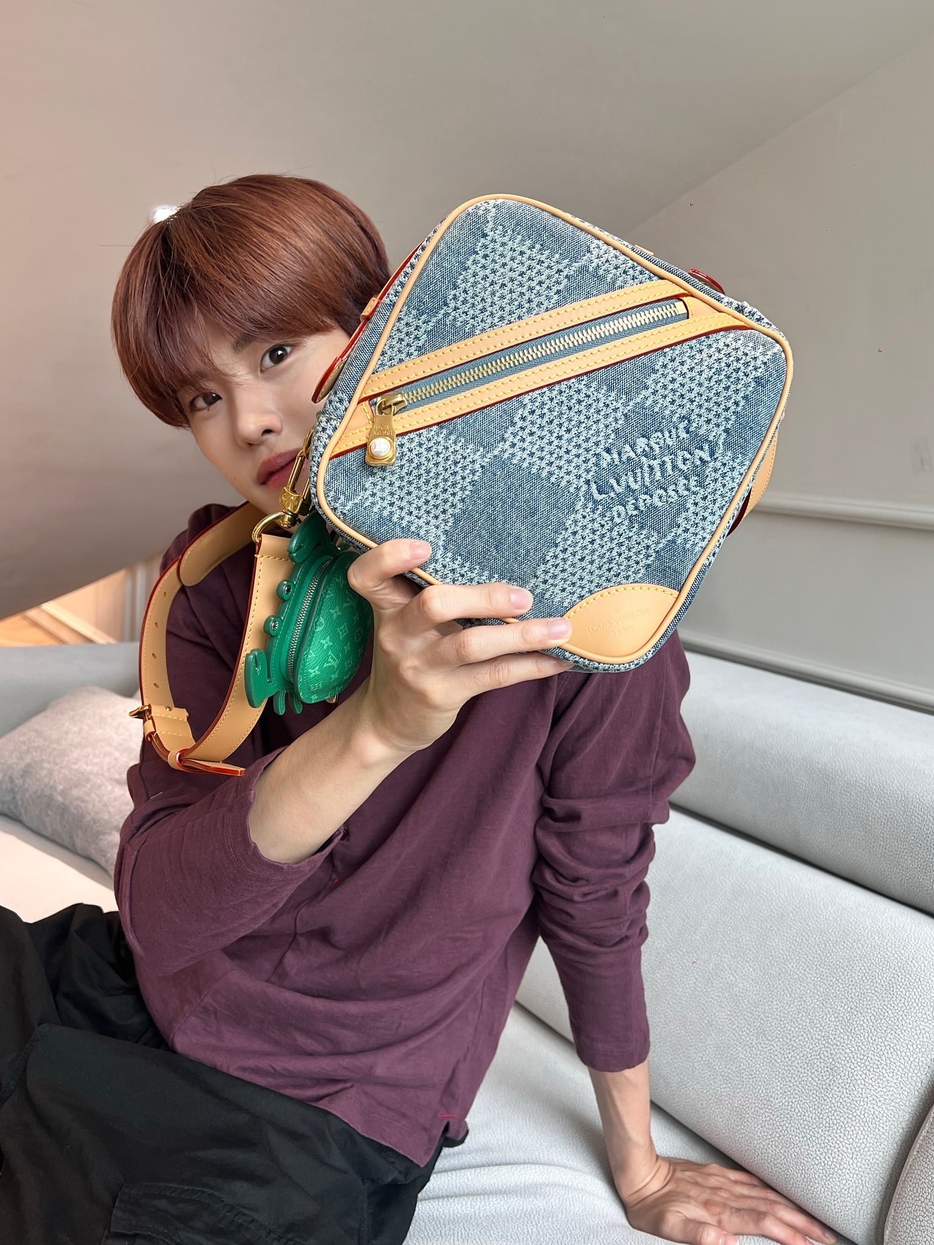 Louis Vuitton LV Crab Bag Charm Green, Louis Vuitton Chess Messenger Damier Denim Blue 착용 스타일 - 4