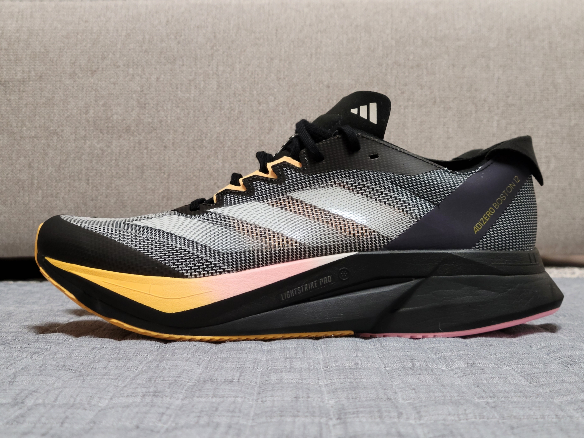 Adidas Adizero Boston 12 Core Black Zero Metalic 착용 스타일 - 1