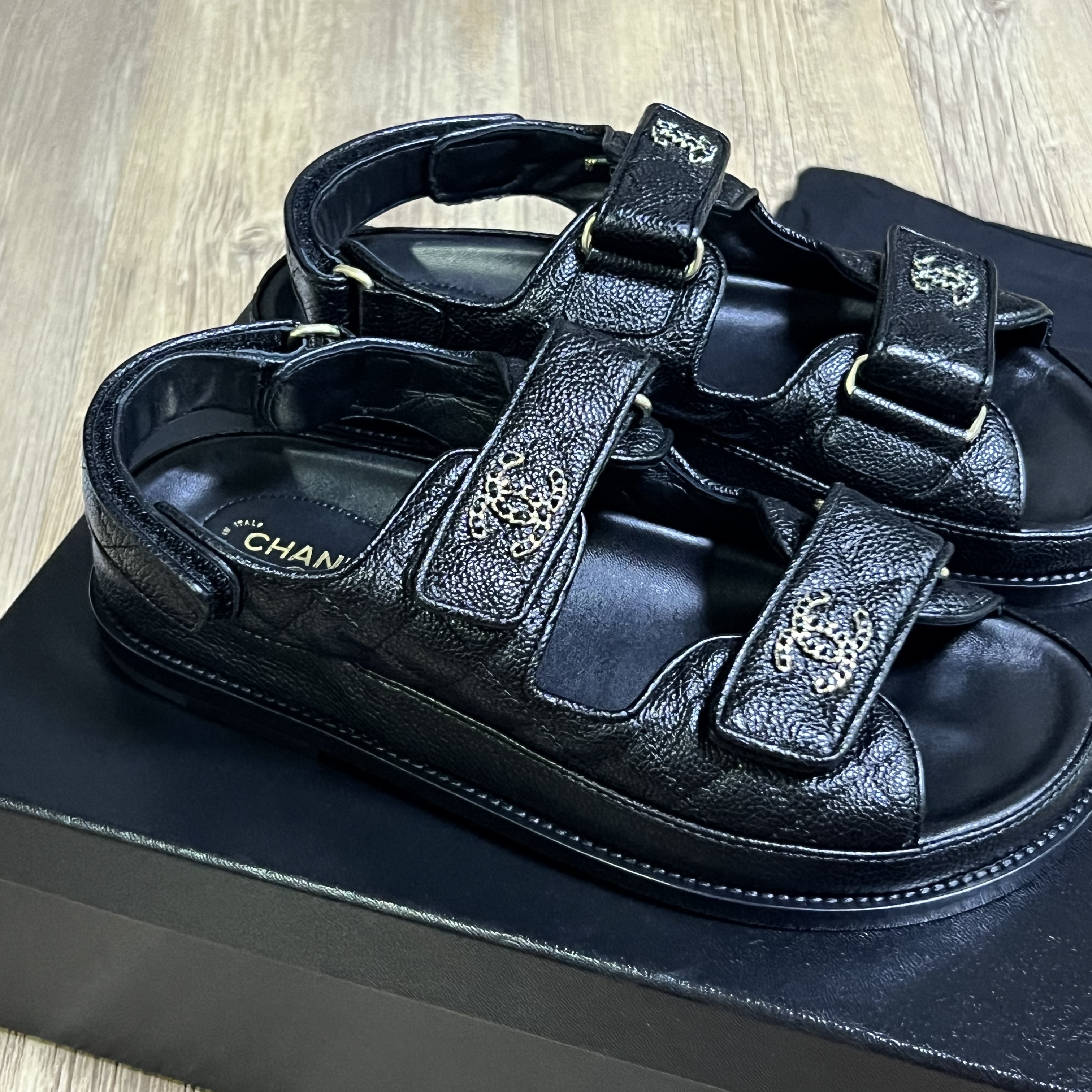 (W) Chanel Sandals Grained Calfskin & Black 착용 스타일 - 5