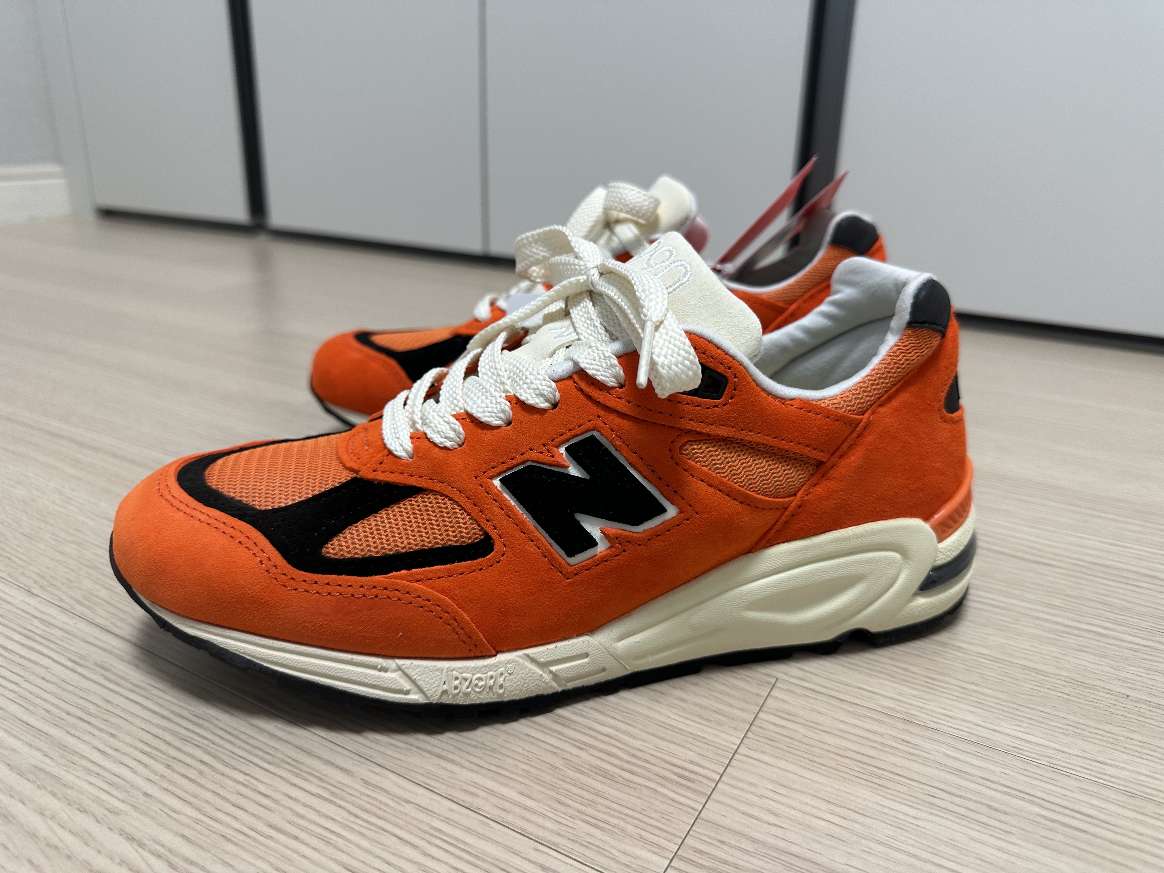 New Balance 990v2 Made in USA Marigold Black 착용 스타일