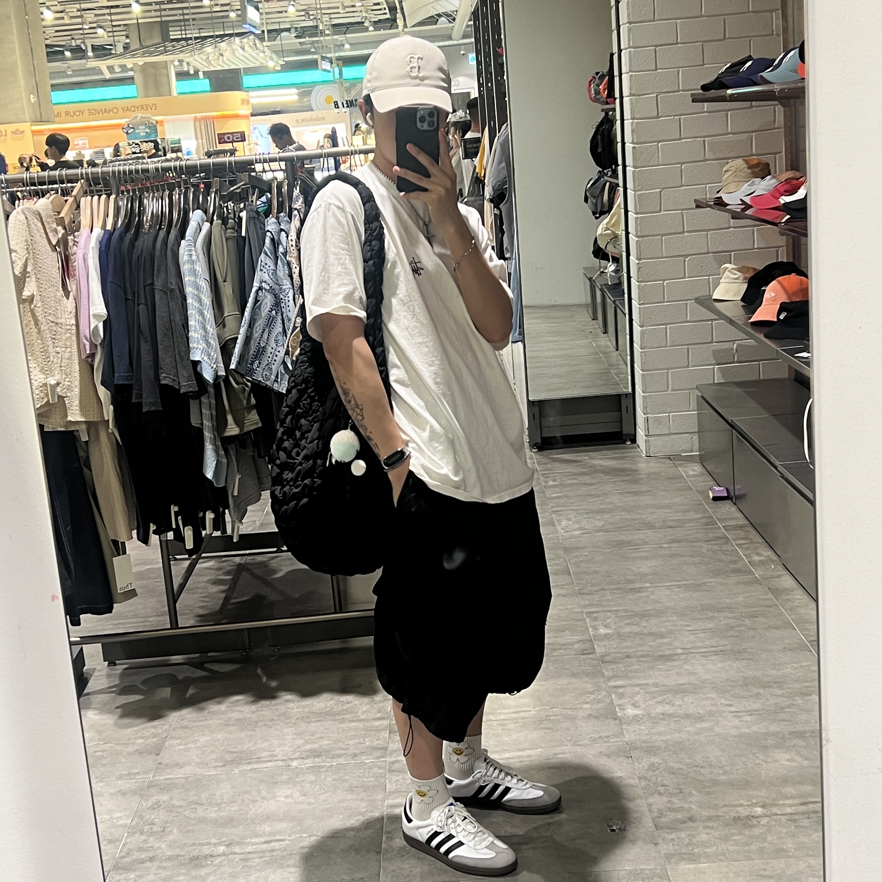 Adidas Samba OG Cloud White, COS Quilted Oversized Shoulder Bag Black 착용 스타일