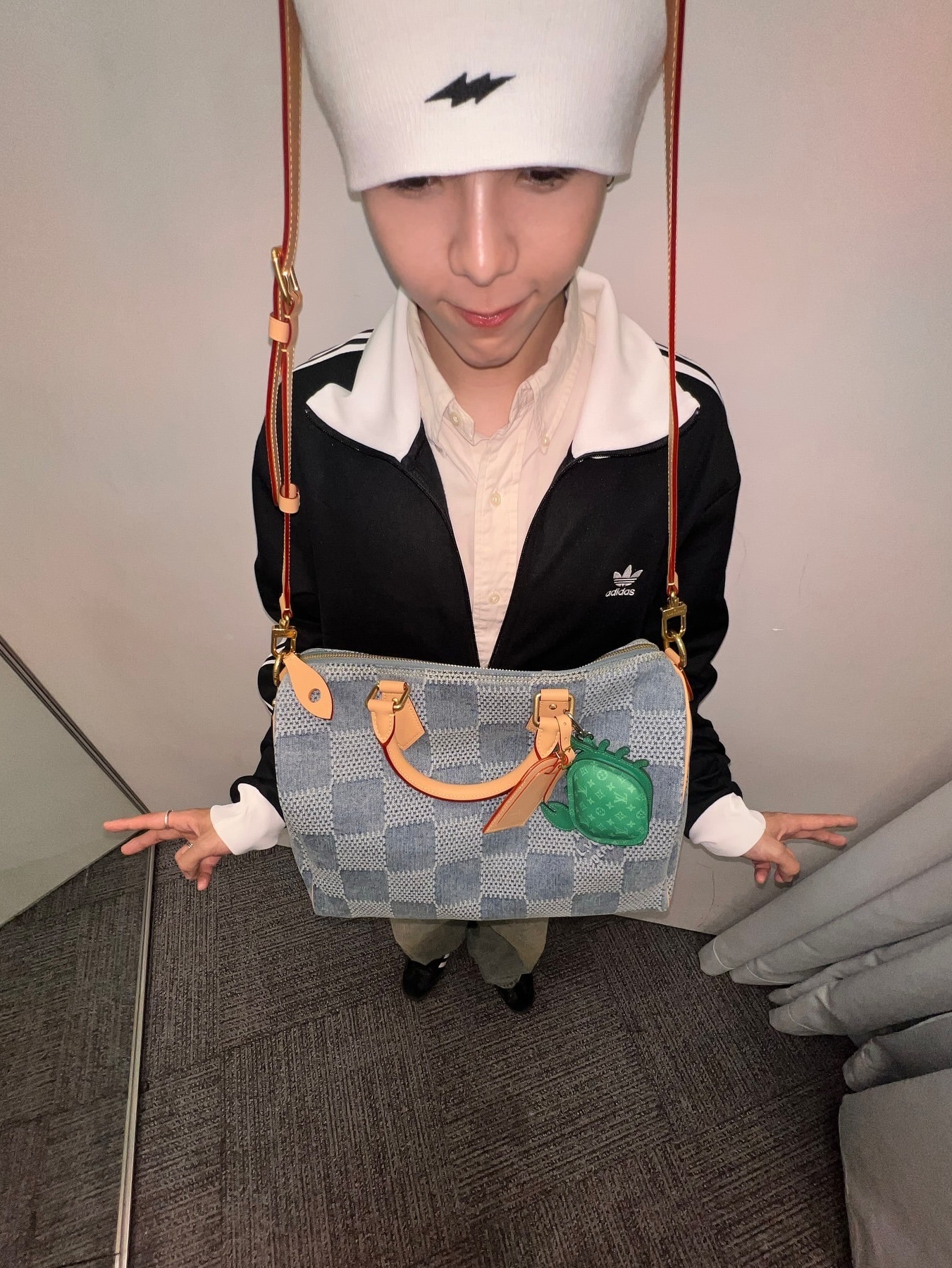 Louis Vuitton Speedy 40 Bandouliere Damier Denim Blue, Louis Vuitton LV Crab Bag Charm Green 착용 스타일 - 6
